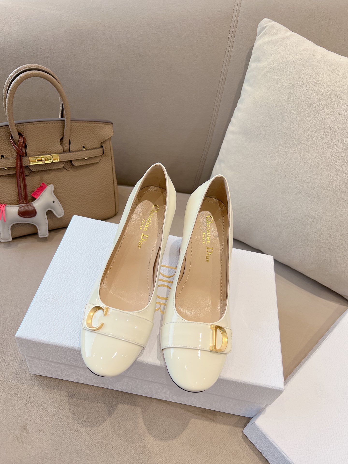 NO:244440,High-version DIO*D Homes ss Spring and Summer New Mary Jane Single Shoes Square Button Short Heel Single Shoes!  Top version Super beautiful ankle buckle with super fairy round head design with huge stretched legs. The toe toe CD buckle is simple and sweet. Original ox patent leather original sheepskin lining imported original leather outsole heel height 8cm size 35-40 (34.40.41.42 customized), single shoes, dior, dior, mary jane, sheepskin, Leather soles19860909高版本  DIO*D家ss春夏新款玛丽珍单鞋 方扣小矮跟单鞋！顶级版本 超美的脚踝扣上脚超仙儿圆头设计巨拉长腿型 鞋头大CD扣设计简约又不失甜美 原版牛漆皮 原版羊皮内里 进口原版真皮大底 跟高8cm 码数35-40（34.40.41.42定做）,单鞋,dior,dior,mary jane,sheepskin,Leather soles,Women's Shoes