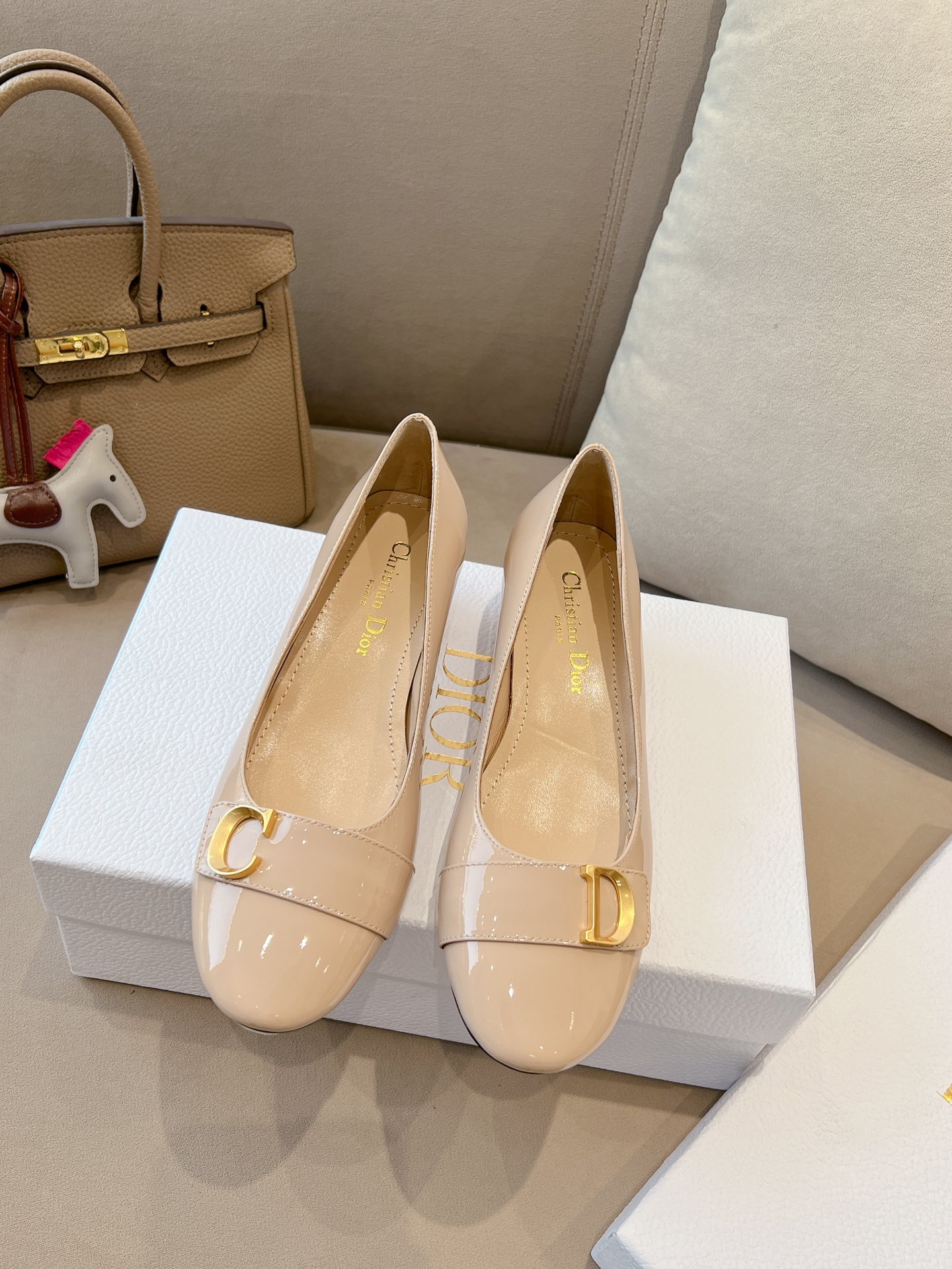 NO:244441,High-version DIO*D Homes ss Spring and Summer New Mary Jane Single Shoes Square Button Short Heel Single Shoes!  Top version Super beautiful ankle buckle with super Xianer round head design with huge stretched legs. The toe toe CD buckle is simple and sweet. Original ox patent leather original sheepskin inner imported original leather outsole heel height 3.5cm size 35-40 (34.40.41.42 customized), single shoes, dior, dior, mary jane, sheepskin, Leather soles19860909高版本  DIO*D家ss春夏新款玛丽珍单鞋 方扣小矮跟单鞋！顶级版本 超美的脚踝扣上脚超仙儿圆头设计巨拉长腿型 鞋头大CD扣设计简约又不失甜美 原版牛漆皮 原版羊皮内里 进口原版真皮大底 跟高3.5Cm 码数35-40（34.40.41.42定做）,单鞋,dior,dior,mary jane,sheepskin,Leather soles,Women's Shoes