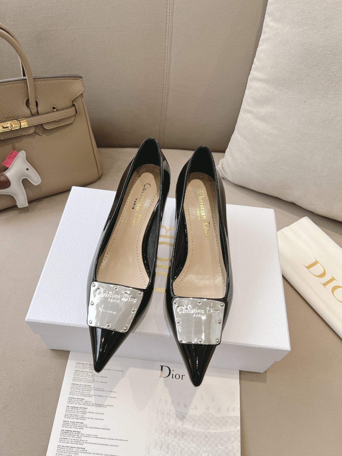 NO:244442,Dio* high heels, reinterpreting the La Parisienne series, highlighting the stylish and eye-catching style. The black patent leather upper is paired with silver-toned cowhide metal jewelry to create a mirror effect and the Paris logo. The elegant pointed toe design complements the 8-cm silver-toned heel. It can be matched with various outfits as the finishing touch of the styling. The front is decorated with silver-toned Paris logo metal jewelry. 35-42 (customized on 40 41 42), high heels, dior, high heels, cowhide19860909Dio*高跟鞋,重新诠释 La Parisienne系列,彰显时尚醒目的风范.黑色漆皮牛皮革鞋面搭配银色调牛皮革金属饰牌,打造镜面效果和Paris 标志.优雅的尖头设计与8厘米银色调鞋跟相得益彰.可与各式装扮搭配,作为造型的点睛之笔.正面饰以银色调镜面效果Paris 标志金属饰牌. 35-42（40 41 42定做）,高跟鞋,dior,high heels,cowhide,Women's Shoes