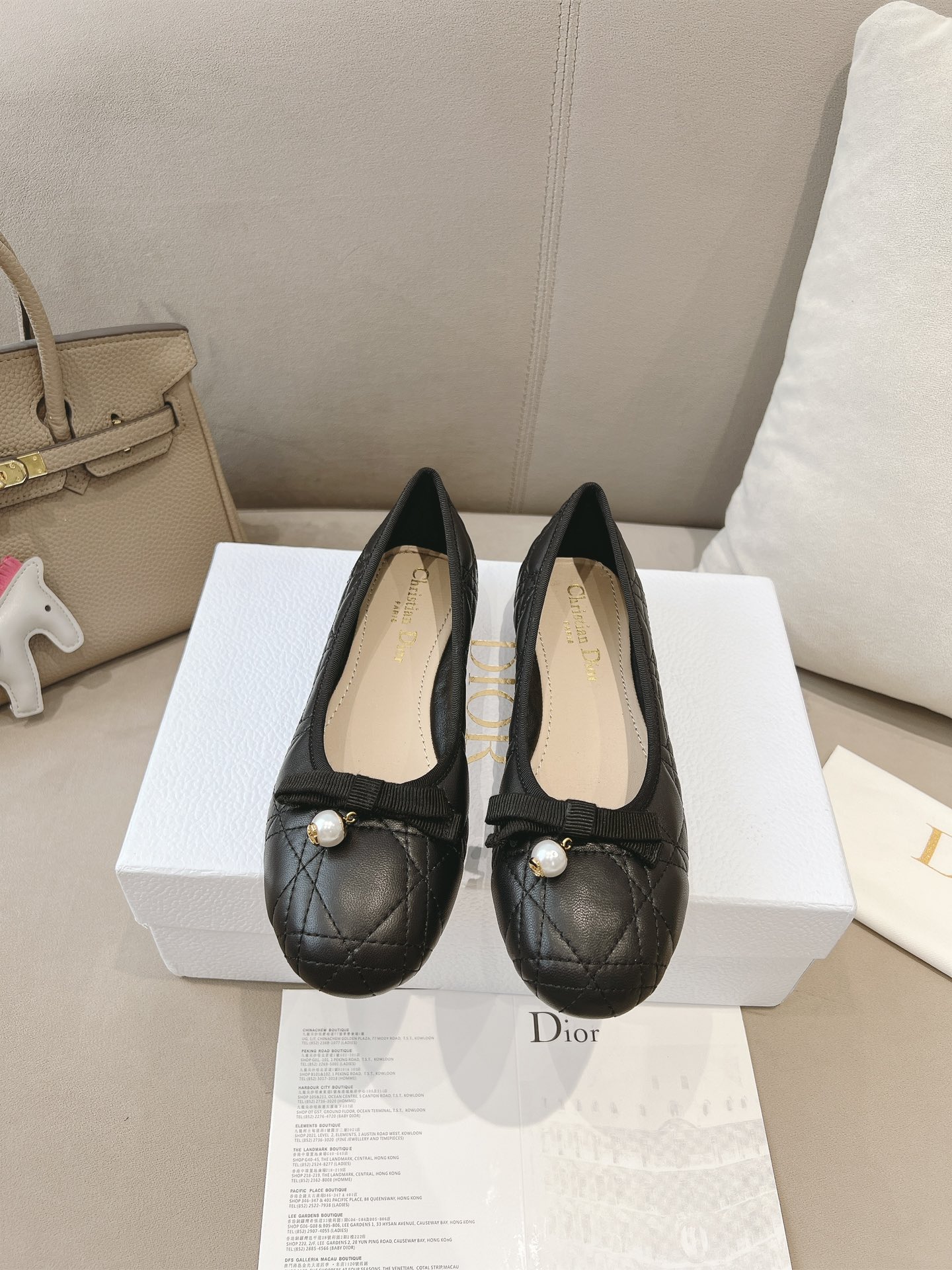 NO:244436,Dior ballet shoes are a new product in the early spring 2024 series. They incorporate Dior high-order elements to reinterpret the classic pattern. They are carefully crafted from white quilted cowhide with rattan plaid pattern, and the front is decorated with exquisite grosgrain bows, embellished with white CD resin beads inspired by classic Dior Tribales earrings. They are unique. Soft and comfortable, paired with a padded leather insole, which adds the finishing touch to various shapes this season. * Grosgrain bows on the front * Decorative CD resin beads * Padded cowhide insole * Leather sole is decorated with Christian Dior's lucky star symbol * Made in Italy * size34-41 (34/40/41  42 custom made), ballet shoes, balenciaga, dior, earrings, cowhide19860909Dior 芭蕾鞋是二零二四早春系列新品,融入 Dior 高订元素重新诠释经典图案.采用白色绗缝牛皮革精心制作,饰以藤格纹图案,正面饰以精美的罗缎蝴蝶结,点缀以灵感源自经典 Dior Tribales 耳环的白色 CD 树脂珠饰,别具一格.柔软舒适,搭配加垫皮革内底,可为本季的各式造型增添点睛之笔. * 正面饰以罗缎蝴蝶结 * 装饰性 CD 树脂珠饰 * 加垫牛皮革内底 * 皮革鞋底饰以 Christian Dior 的幸运星符号 * 意大利制造 * size34-41（34/40/41 42定做）,芭蕾舞鞋,balenciaga,dior,earrings,cowhide,Women's Shoes