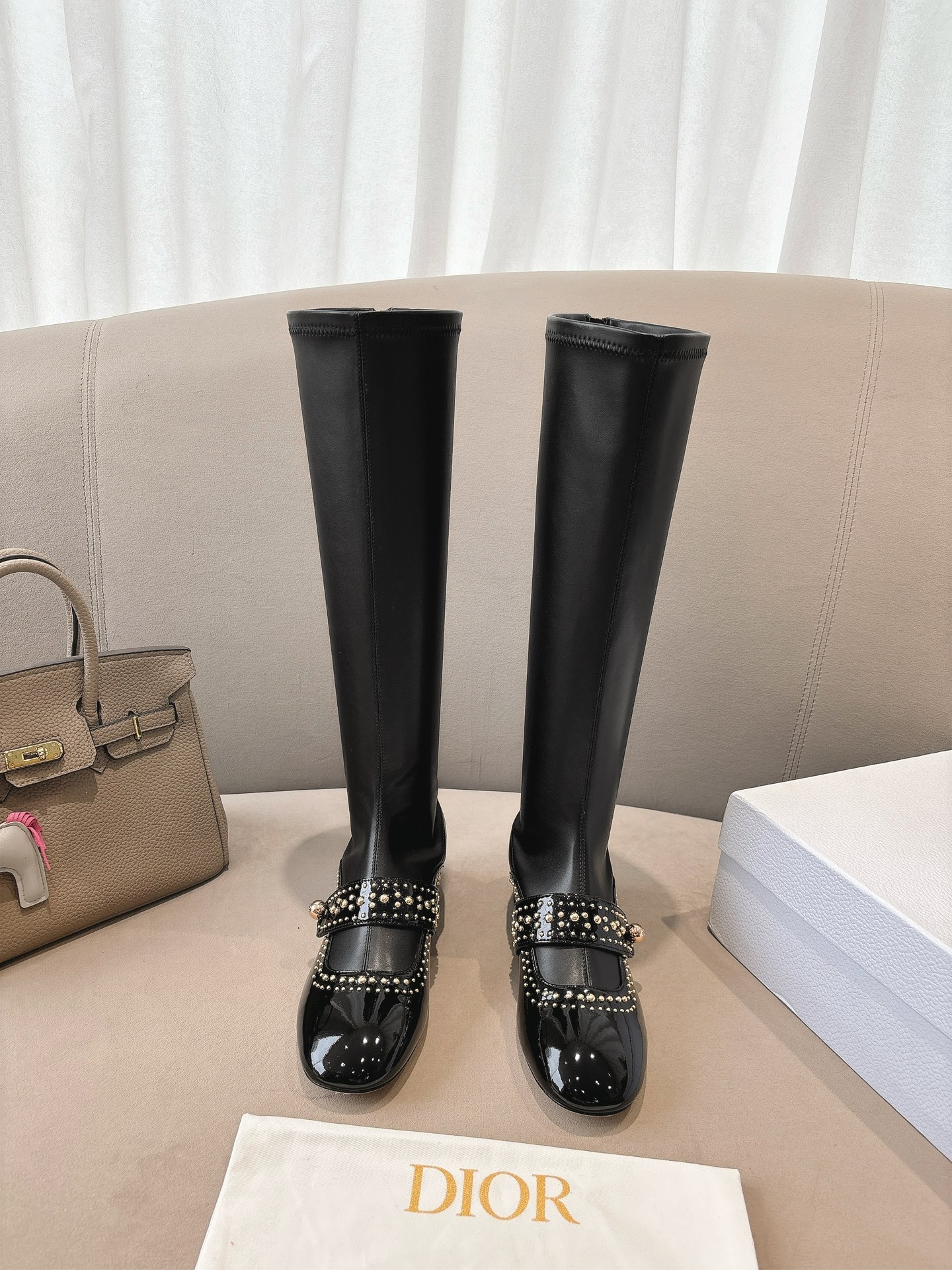 NO:604870,Dior's 2025 autumn and winter new punk style rivet elastic boots. The same style as the star's CD buckle letter LOGO hardware buckle square toe low-heeled short boots. The top version on the market. Material upper imported cow patent leather water-dyed sheepskin lining + Italian injection molded leather outsole. Heel height: 3.5CM Size35-39 standard code (40.41 42 customization is not returnable), dior, boots, sheepskin, Leather soles19860909迪奥2025秋冬新款朋克风格铆钉弹力靴 明星同款CD扣字母LOgo五金扣方头低跟短靴 市面顶级版本 材质鞋面进口牛漆皮水染羊皮内里+意大利注塑真皮大底 跟高:3.5CM Size35-39标准码（40.41 42定制不退换）,,dior,boots,sheepskin,Leather soles,Men's shoes