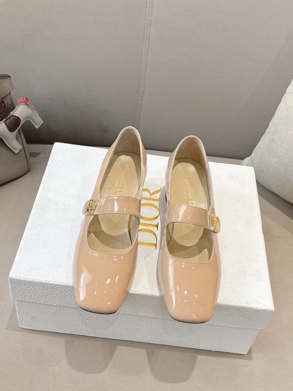 NO:260520,MISS DIOr fw25new arrival~ D home 25 autumn and winter Miss Dior exquisite Mary Jane new product missdior hardware fasteners, so exquisite, small square head fashionable and retro!  The taste of a rich daughter~ I love it. Cow patent leather upper, sheepskin inner Italian leather outsole heel height 3.5cm size 35-39 (40 41 42 custom-made non-return), Mary Jane, dior, dior, dior, mary jane, sheepskin, Leather soles19860909MISS DIOr fw25new arrival～ D家25秋冬迪奥小姐 精致玛丽珍新品 missdior 五金扣件,好精致啊,小方头时髦复古！整一个富家千金的味道～大爱了 牛漆皮鞋面 羊皮内里 意大利真皮大底跟高3.5cm size 35-39（40 41 42定制不退换）,玛丽珍,dior,dior,dior,mary jane,sheepskin,Leather soles,Women's Shoes
