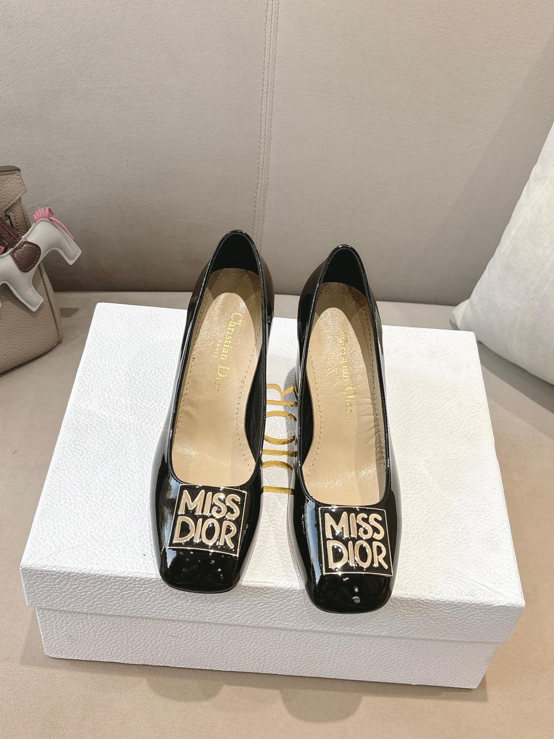 NO:244443,MISS DIOr fw25new arrival~ D home 25 autumn and winter Miss Dior exquisite Mary Jane new product missdior hardware fasteners, so exquisite, small square head fashionable and retro!  The taste of a rich daughter~ I love it. Cow patent leather upper, sheepskin inner Italian leather outsole heel height 3.5CM size 35-39 (40 41 42 custom-made non-return and exchange), single shoes, dior, dior, dior, mary jane, sheepskin, Leather soles19860909MISS DIOr fw25new arrival～ D家25秋冬迪奥小姐 精致玛丽珍新品 missdior 五金扣件,好精致啊,小方头时髦复古！整一个富家千金的味道～大爱了 牛漆皮鞋面 羊皮内里 意大利真皮大底跟高3.5CM size 35-39（40 41 42定制不退换）,单鞋,dior,dior,dior,mary jane,sheepskin,Leather soles,Women's Shoes