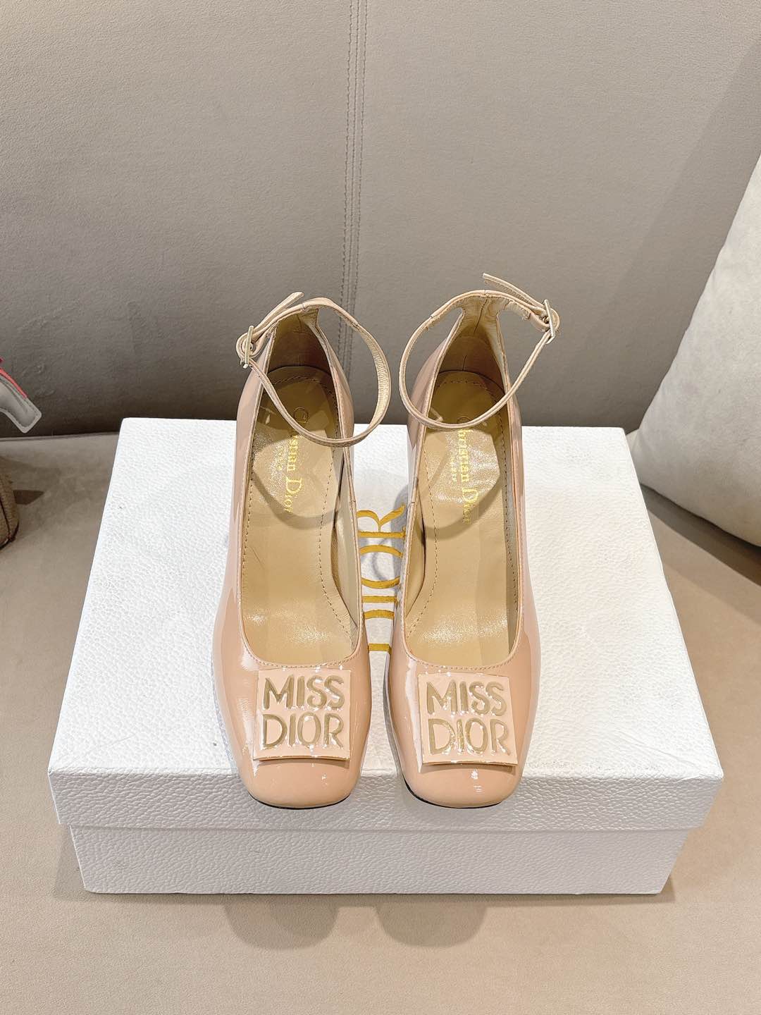 NO:244445,MISS DIOr fw25new arrival~ D home 25 autumn and winter Miss Dior exquisite Mary Jane new product missdior hardware fasteners, so exquisite, small square head fashionable and retro!  The taste of a rich daughter~ I love it. Cow patent leather upper, sheepskin inner Italian leather outsole heel height 8.5 size 35-39 (40 41 42 custom-made non-return and exchange), single shoes, dior, dior, dior, mary jane, sheepskin, Leather soles19860909MISS DIOr fw25new arrival～ D家25秋冬迪奥小姐 精致玛丽珍新品 missdior 五金扣件,好精致啊,小方头时髦复古！整一个富家千金的味道～大爱了 牛漆皮鞋面 羊皮内里 意大利真皮大底跟高8.5 size 35-39（40 41 42定制不退换）,单鞋,dior,dior,dior,mary jane,sheepskin,Leather soles,Women's Shoes