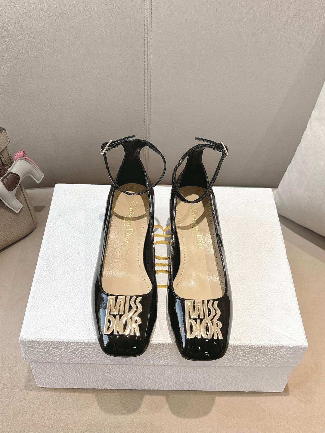 NO:260515,MISS DIOr fw25new arrival~ D home 25 autumn and winter Miss Dior exquisite Mary Jane new product missdior hardware fasteners, so exquisite, small square head fashionable and retro!  The taste of a rich daughter~ I love it. Cow patent leather upper, sheepskin inner Italian leather outsole heel height 3.5CM size 35-39 (40 41 42 custom-made non-return and exchange), high heels, dior, dior, dior, mary jane, high heels, sheepskin, Leather soles19860909MISS DIOr fw25new arrival～ D家25秋冬迪奥小姐 精致玛丽珍新品 missdior 五金扣件,好精致啊,小方头时髦复古！整一个富家千金的味道～大爱了 牛漆皮鞋面 羊皮内里 意大利真皮大底跟高3.5CM size 35-39（40 41 42定制不退换）,高跟鞋,dior,dior,dior,mary jane,high heels,sheepskin,Leather soles,Women's Shoes