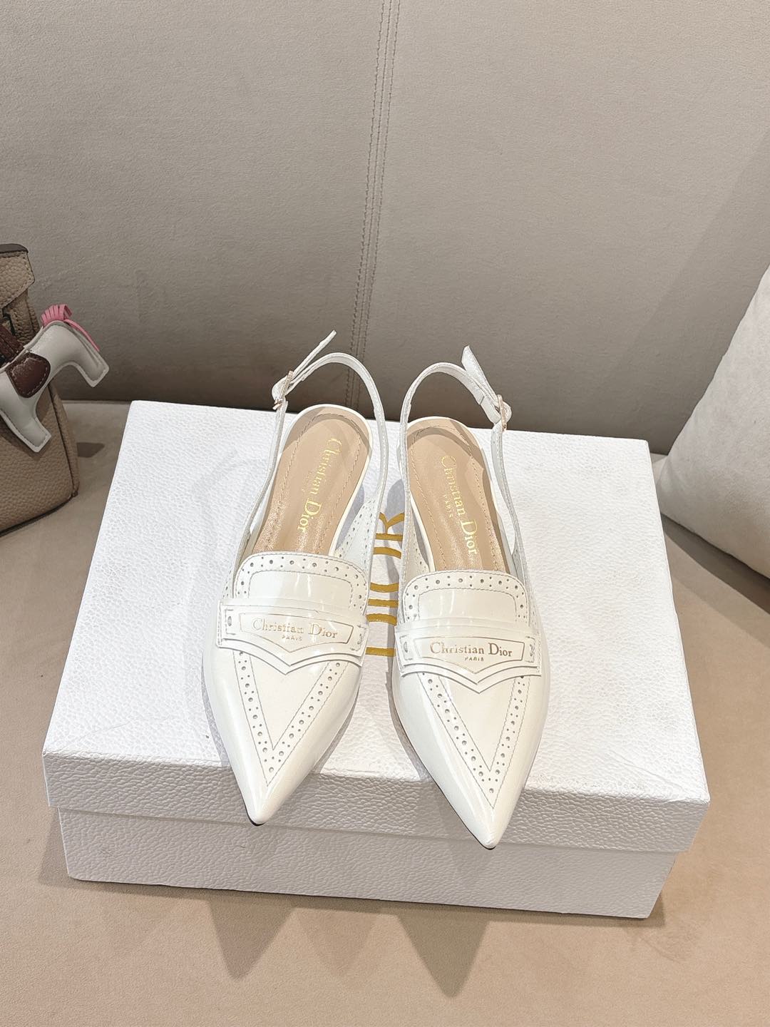 NO:260517,High-version DIO*D Home 2025ss Spring and Summer New French leather hollow carved buckle-shaped sandals Pointed toe versatile catwalk stiletto heels Super beautiful ankle buckle super Xianer pointed toe design huge stretched legs Original open edge beads Original sheepskin lining Imported original leather outsole Heel height 3.5Cm Size 35-39 (40 41 42 Custom made), high heels, dior, dior, sandals, high heels, sheepskin, Leather soles19860909高版本  DIO*D家2025ss春夏新款法式真皮镂空雕花一字扣带包头凉鞋 尖头百搭走秀细高跟鞋 超美的脚踝扣上脚超仙儿尖头设计巨拉长腿型 原版开边珠 原版羊皮内里 进口原版真皮大底 跟高3.5Cm 码数35-39（40 41 42 定做）,高跟鞋,dior,dior,sandals,high heels,sheepskin,Leather soles,Women's Shoes