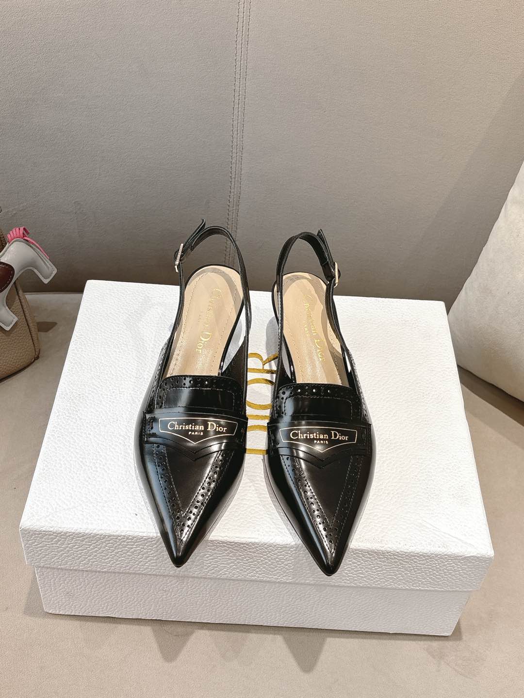 NO:244435,High-version DIO*D Home 2025ss Spring and Summer New French leather hollow carved buckle-shaped sandals Pointed toe versatile catwalk stiletto heels Super beautiful ankle buckle super Xianer pointed toe design huge stretched legs Original open edge beads Original sheepskin lining Imported original leather outsole Heel height 3.5Cm Size 35-39 (40 41 42 Custom made), high heels, dior, dior, sandals, high heels, sheepskin, Leather soles19860909高版本  DIO*D家2025ss春夏新款法式真皮镂空雕花一字扣带包头凉鞋 尖头百搭走秀细高跟鞋 超美的脚踝扣上脚超仙儿尖头设计巨拉长腿型 原版开边珠 原版羊皮内里 进口原版真皮大底 跟高3.5Cm 码数35-39（40 41 42 定做）,高跟鞋,dior,dior,sandals,high heels,sheepskin,Leather soles,Women's Shoes