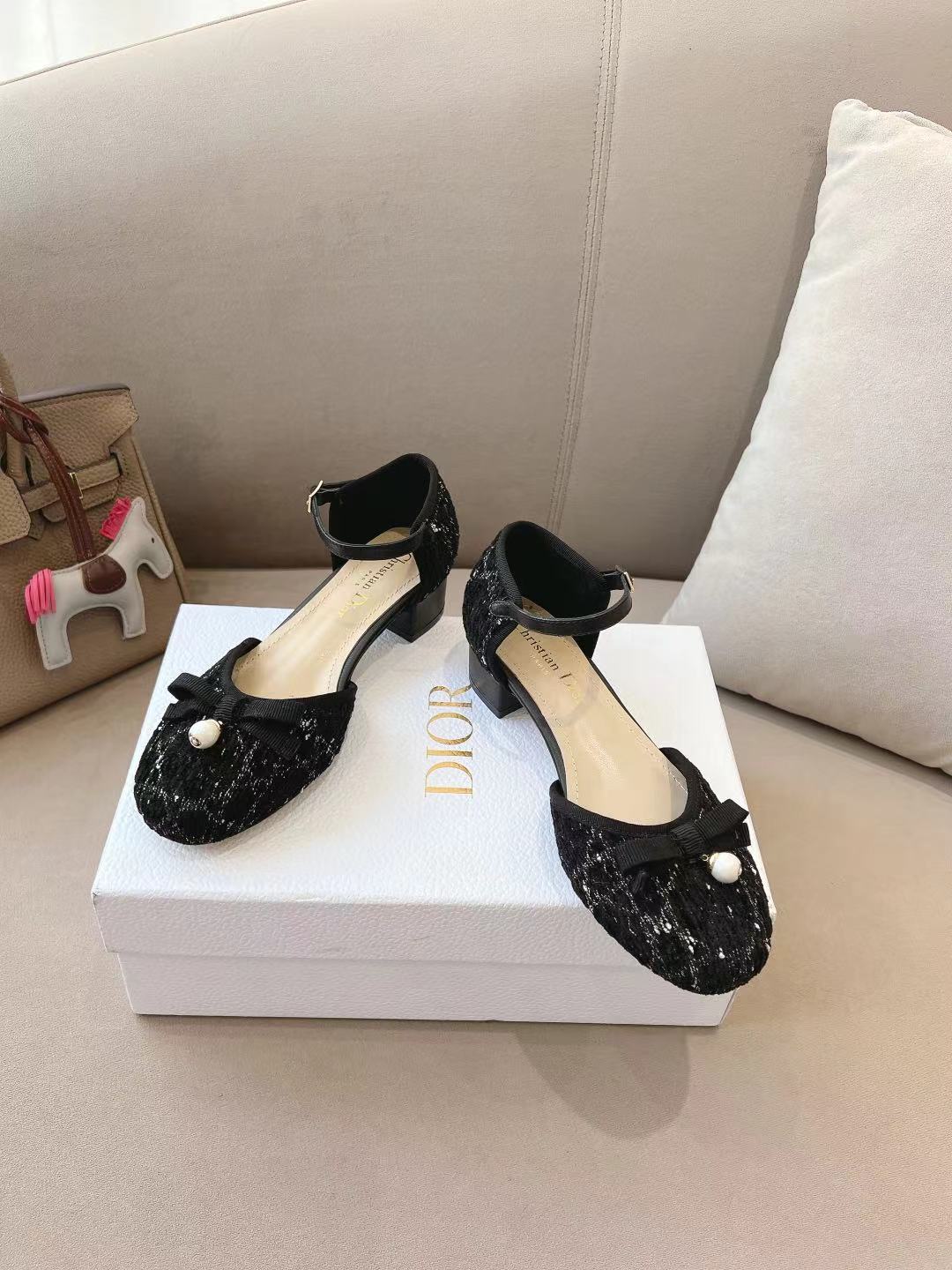 NO:244438,Dior ballet shoes are a new product in the early spring series of 2025. Dior high-order elements are incorporated into classic patterns. They are carefully crafted from black quilted cowhide with rattan plaid pattern, and the front is decorated with exquisite grosgrain bows and embellished with white CD resin beads inspired by classic Dior Tribales earrings. It is unique. Soft and comfortable, paired with a padded leather insole, which adds the finishing touch to various shapes this season. * Grosgrain bows on the front * Decorative CD resin beads * Padded cowhide insole * Leather sole is decorated with Christian Dior's lucky star symbol * Made in Italy * size35-40 (40/41  42 custom made), sandals, balenciaga, dior, sandals, earrings, cowhide19860909Dior 芭蕾鞋是二零二五早春系列新品,融入 Dior 高订元素重新诠释经典图案.采用黑色绗缝牛皮革精心制作,饰以藤格纹图案,正面饰以精美的罗缎蝴蝶结,点缀以灵感源自经典 Dior Tribales 耳环的白色 CD 树脂珠饰,别具一格.柔软舒适,搭配加垫皮革内底,可为本季的各式造型增添点睛之笔. * 正面饰以罗缎蝴蝶结 * 装饰性 CD 树脂珠饰 * 加垫牛皮革内底 * 皮革鞋底饰以 Christian Dior 的幸运星符号 * 意大利制造 * size35-40（40/41 42定做）,凉鞋,balenciaga,dior,sandals,earrings,cowhide,Women's Shoes