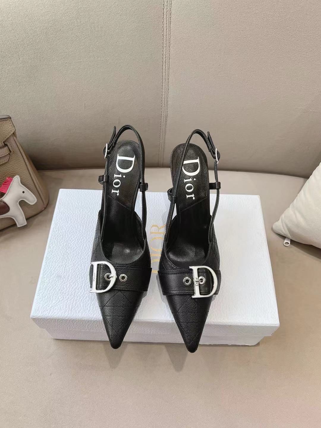 NO:244444,Dior Dior 2025 early spring new model, star-like CD letter logo high heel sandals, very comfortable to wear, medium-sized toe-cushioned high heels, top high-end version on the market, material upper uses imported embroidered mixed-bred sheepskin   water-dyed sheepskin lining/foot-pad Italian genuine leather outsole, heel height 8.5cm, size 34-42 (34 41 42 customized), high heels, dior, dior, sandals, high heels, sheepskin, Leather soles19860909迪奥Dior 2025早春新款 明星同款CD字母logo高跟凉鞋 穿着非常舒适 中古鞋头垫绣高跟鞋 市面顶级高端版本 材质鞋面采用进口压纹混种羊皮 水染羊皮内里/垫脚意大利真皮大底 跟高8.5cm 码数34-42（34 41 42定做）,高跟鞋,dior,dior,sandals,high heels,sheepskin,Leather soles,Women's Shoes