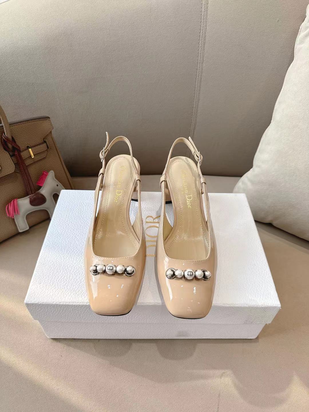 NO:244426,Miss Dior, D's 25 Spring and Summer, exquisite Mary Jane's new product, small square head fashionable and retro!  Candy color high heel ballerina shoes CD letter logo pearl button thick heel empty sandals The taste of a rich daughter~ beef patent leather upper sheepskin lining Italian leather outsole 5.5 heels high size 35-39 (40 41 42 custom-made non-return), sandals, dior, dior, sandals, mary jane, sheepskin, Leather soles19860909D家25春夏迪奥小姐 精致玛丽珍新品 小方头时髦复古！糖果色高跟芭蕾舞女鞋 CD字母logo珍珠扣粗跟后空凉鞋 整一个富家千金的味道～ 牛漆皮鞋面 羊皮内里 意大利真皮大底 5.5跟高 size 35-39（40 41 42定制不退换）,凉鞋,dior,dior,sandals,mary jane,sheepskin,Leather soles,Women's Shoes