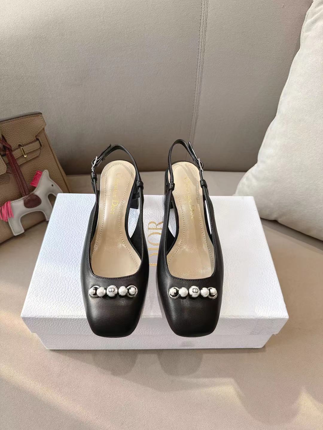 NO:259947,Miss Dior, D's 25 Spring and Summer, exquisite Mary Jane's new product, small square head fashionable and retro!  Candy color high heel ballerina shoes CD letter logo pearl button thick heel empty sandals The taste of a rich daughter~ beef patent leather upper sheepskin lining Italian leather outsole 5.5 heels high size 35-39 (40 41 42 custom-made non-return), sandals, dior, dior, sandals, mary jane, sheepskin, Leather soles19860909D家25春夏迪奥小姐 精致玛丽珍新品 小方头时髦复古！糖果色高跟芭蕾舞女鞋 CD字母logo珍珠扣粗跟后空凉鞋 整一个富家千金的味道～ 牛漆皮鞋面 羊皮内里 意大利真皮大底 5.5跟高 size 35-39（40 41 42定制不退换）,凉鞋,dior,dior,sandals,mary jane,sheepskin,Leather soles,Women's Shoes