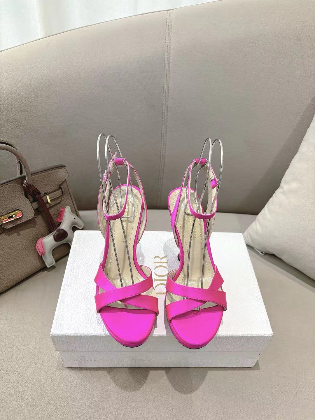 NO:244429,High-version DIO*D Home 2025ss Spring and Summer New genuine leather outsole ultra-high heel waterproof platform nail drill heel sandals, charming diamond buckle reflects shining, revealing ancient charm and beauty in every move. Modern and casual and beautiful colors blend luster to create a gentle feeling of wear and freedom!  Original patent leather Original sheepskin inner imported original leather outsole Heel height 11cm Size 35-39 (40 41 42 Custom made), sandals, dior, dior, sandals, sheepskin, Leather soles19860909高版本  DIO*D家2025ss春夏新款真皮大底超高跟防水台钉钻跟凉鞋 迷人钻扣折射熠熠光辉 举手投足间流露古韵风情和倾城之美 摩登随性靓丽色彩融合光泽 打造轻柔穿着感尽显自在率性！ 原版漆皮 原版羊皮内里 进口原版真皮大底 跟高11Cm 码数35-39（40 41 42 定做）,凉鞋,dior,dior,sandals,sheepskin,Leather soles,Women's Shoes