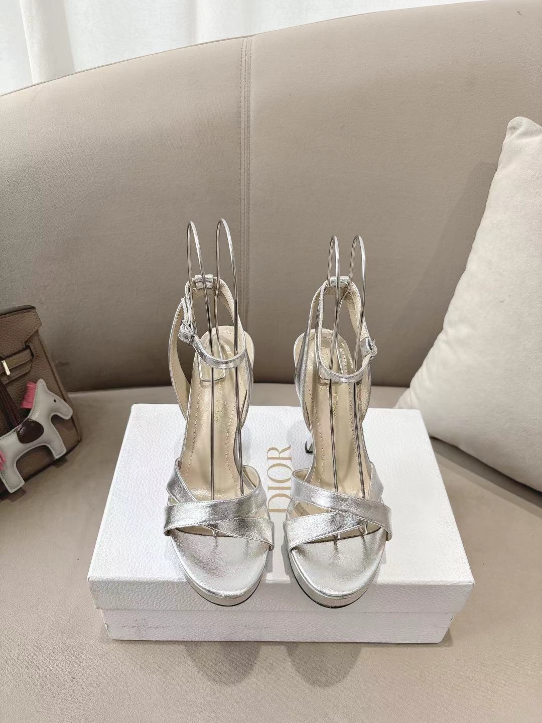 NO:259944,High-version DIO*D Home 2025ss Spring and Summer New genuine leather outsole ultra-high heel waterproof platform nail drill heel sandals, charming diamond buckle reflects shining, revealing ancient charm and beauty in every move. Modern and casual and beautiful colors blend luster to create a gentle feeling of wear and freedom!  Original patent leather Original sheepskin inner imported original leather outsole Heel height 11cm Size 35-39 (40 41 42 Custom made), high heels, dior, dior, sandals, high heels, sheepskin, Leather soles19860909高版本  DIO*D家2025ss春夏新款真皮大底超高跟防水台钉钻跟凉鞋 迷人钻扣折射熠熠光辉 举手投足间流露古韵风情和倾城之美 摩登随性靓丽色彩融合光泽 打造轻柔穿着感尽显自在率性！ 原版漆皮 原版羊皮内里 进口原版真皮大底 跟高11Cm 码数35-39（40 41 42 定做）,高跟鞋,dior,dior,sandals,high heels,sheepskin,Leather soles,Women's Shoes