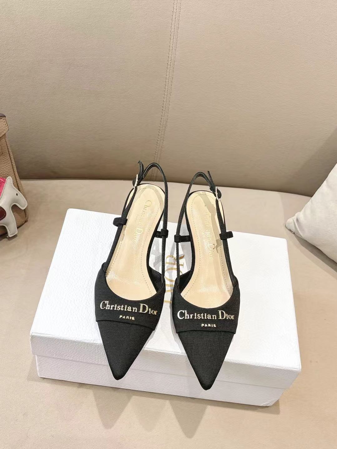 NO:244433,DIOR2025/ Spring and summer new steel stamped letter logo single shoes/sandals series single shoes high heels ————————————————————————————————————————————————————————————————————————————————————————————————————————————————————————————————————————————————————————————————————————————————————————————————————————————————————————————————————————————————————————————————————————————————————————————————————————————————————————————————————————————————————————————————————————————————————————————————————————————————————————————————————————————————————————————————————————————————————————————————  This shoe is low-key and gorgeous, sexy and not ostentatious. The shoe style is a delicate style that everyone loves. It looks very slim. The entire curve of the side perfectly shows the curve of the foot. It has both mature and feminine taste and a hint of lively girlishness. It looks so good on the feet. It is worth recommending Go material, upper cowhide/paper leather, mixed-bred sheepskin, outsole, original Italian sole, heel height 5cm, size 35-39 (40/41/42, customized, non-return and exchange), sandals, dior, dior, sandals, high heels, cowhide, sheepskin19860909DIOR2025/ 春夏新品钢印字母logo单鞋/凉鞋系列 单鞋 高跟鞋 ———————————顶级版本 延续D家永恒经典！这款鞋低调不失华丽 性感又不显张扬 鞋型是大家都爱的秀气款 非常非常显瘦 侧面整个弧度将脚部曲线完美展现 既有成熟女人味 又不乏一丝活泼少女感, 上脚也太好看了,值得推荐 Go 材质 鞋面牛皮/漆皮 内里混种羊皮 大底意大利原版底 跟高5cm 码数35-39（40/41/42 定制不退换）,凉鞋,dior,dior,sandals,high heels,cowhide,sheepskin,Women's Shoes