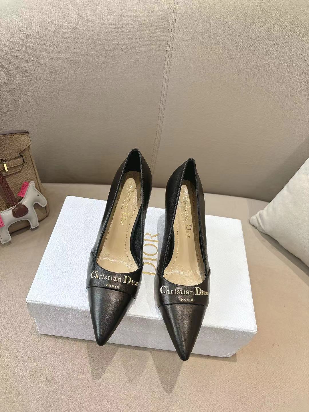 NO:407159,DIOR2025/ Spring and summer new steel stamped letter logo single shoes/sandals series single shoes high heels ————————————————————————————————————————————————————————————————————————————————————————————————————————————————————————————————————————————————————————————————————————————————————————————————————————————————————————————————————————————————————————————————————————————————————————————————————————————————————————————————————————————————————————————————————————————————————————————————————————————————————————————————————————————————————————————————————————————————————————————————  This shoe is low-key and gorgeous, sexy and not ostentatious. The shoe style is a delicate style that everyone loves. It looks very slim. The entire curve of the side perfectly shows the curve of the foot. It has both mature and feminine taste and a hint of lively girlishness. It looks so good on the feet. It is worth recommending Go material, upper cowhide/paper leather, mixed-bred sheepskin, outsole, original Italian sole, heel height 8cm, size 35-39 (40/41/42, customized, non-return and exchange) ⑥, sandals, dior, dior, sandals, high heels, cowhide, sheepskin19860909DIOR2025/ 春夏新品钢印字母logo单鞋/凉鞋系列 单鞋 高跟鞋 ———————————顶级版本 延续D家永恒经典！这款鞋低调不失华丽 性感又不显张扬 鞋型是大家都爱的秀气款 非常非常显瘦 侧面整个弧度将脚部曲线完美展现 既有成熟女人味 又不乏一丝活泼少女感, 上脚也太好看了,值得推荐 Go 材质 鞋面牛皮/漆皮 内里混种羊皮 大底意大利原版底 跟高8cm 码数35-39（40/41/42 定制不退换） ⑥,凉鞋单鞋,dior,dior,sandals,high heels,cowhide,sheepskin,Women's Shoes