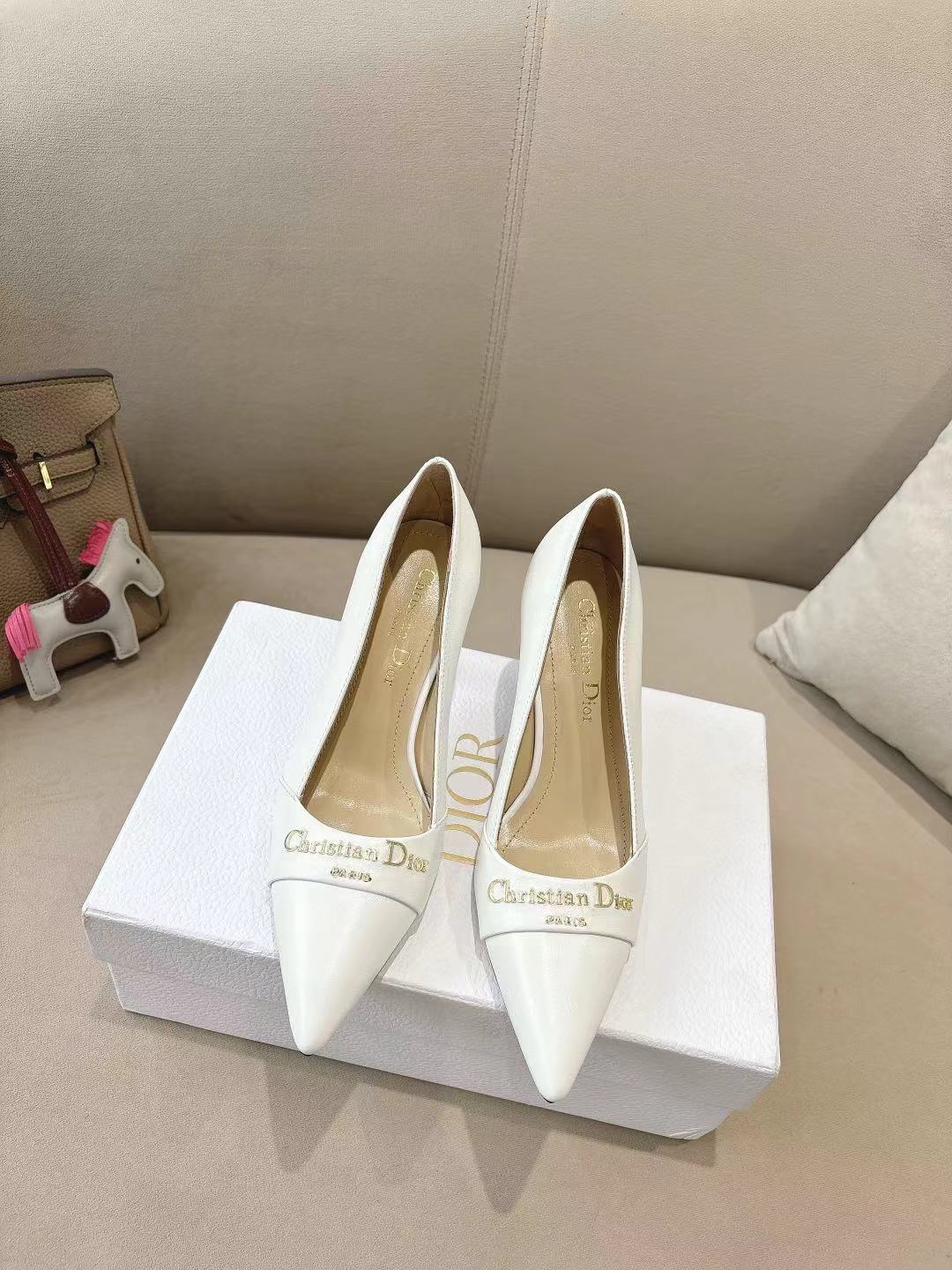 NO:246967,DIOR2025/ Spring and summer new steel stamped letter logo single shoes/sandals series single shoes high heels ————————————————————————————————————————————————————————————————————————————————————————————————————————————————————————————————————————————————————————————————————————————————————————————————————————————————————————————————  This shoe is low-key and gorgeous, sexy and not ostentatious. The shoe style is a delicate style that everyone loves. It looks very slim. The entire curve of the side perfectly shows the curve of the foot. It has both mature and feminine taste and a hint of lively girlishness. It looks so good on the feet. It is worth recommending Go material, cowhide, and sheepskin. It is a cowhide upper. It has a mixed-bred sheepskin. It has a large sole. Heel height of 8cm. Size 35-39 (40/41/42. Customized and non-returned). Sandals, dior, dior, sandals, high heels, cowhide, sheepskin.19860909DIOR2025/ 春夏新品钢印字母logo单鞋/凉鞋系列 单鞋 高跟鞋 ———————————顶级版本 延续D家永恒经典！这款鞋低调不失华丽 性感又不显张扬 鞋型是大家都爱的秀气款 非常非常显瘦 侧面整个弧度将脚部曲线完美展现 既有成熟女人味 又不乏一丝活泼少女感, 上脚也太好看了,值得推荐 Go 材质 鞋面牛皮/漆皮 内里混种羊皮 大底意大利原版底 跟高8cm 码数35-39（40/41/42 定制不退换）,凉鞋单鞋,dior,dior,sandals,high heels,cowhide,sheepskin,Women's Shoes