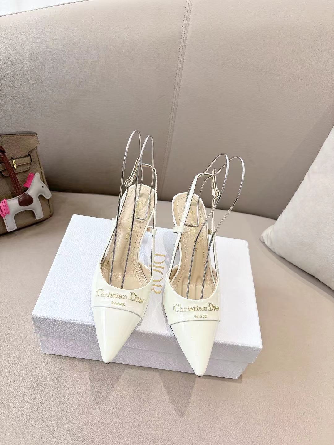 NO:411474,DIOR2025/ Spring and summer new steel stamped letter logo single shoes/sandals series single shoes high heels ————————————————————————————————————————————————————————————————————————————————————————————————————————————————————————————————————————————————————————————————————————————————————————————————————————————————————————————————————————————————————————————————————————————————————————————————————————————————————————————————————————————————————————————————————————————————————————————————————————————————————————————————————————————————————————————————————————————————————————————————  This shoe is low-key and gorgeous, sexy and not ostentatious. The shoe style is a delicate style that everyone loves. It looks very slim. The entire curve of the side perfectly shows the curve of the foot. It has both mature and feminine taste and a hint of lively girlishness. It looks so good on the feet. It is worth recommending. Cowhide/paper leather, mixed-bred sheepskin in the inner lining. The original Italian sole. Heel height is 8.5cm. Size 35-39 (40.41.42. Customized and non-return). High heels, dior, dior, sandals, high heels, cowhide, sheepskin.19860909DIOR2025/ 春夏新品钢印字母logo单鞋/凉鞋系列 单鞋 高跟鞋 ———————————顶级版本 延续D家永恒经典！这款鞋低调不失华丽 性感又不显张扬 鞋型是大家都爱的秀气款 非常非常显瘦 侧面整个弧度将脚部曲线完美展现 既有成熟女人味 又不乏一丝活泼少女感, 上脚也太好看了,值得推荐 鞋面牛皮/漆皮 内里混种羊皮 大底意大利原版底 跟高8.5cm 码数35-39（40.41.42 定制不退换）,高跟鞋凉鞋,dior,dior,sandals,high heels,cowhide,sheepskin,Women's Shoes