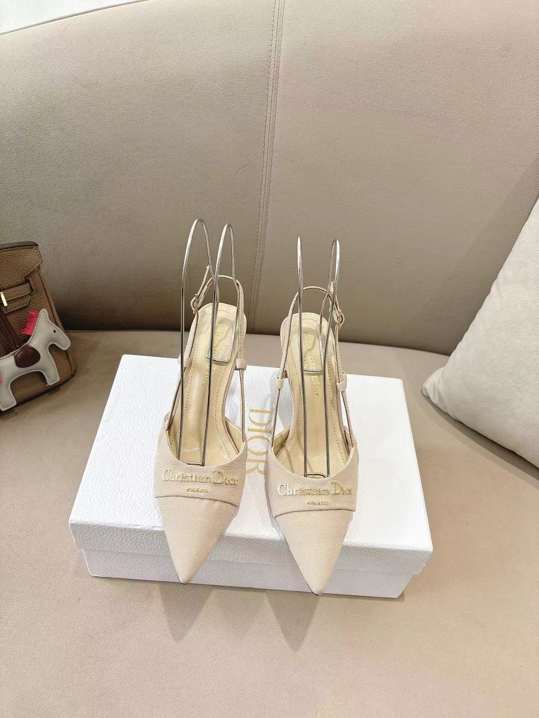 NO:411482,DIOR2025/ Spring and summer new steel stamped letter logo single shoes/sandals series single shoes high heels ————————————————————————————————————————————————————————————————————————————————————————————————————————————————————————————————————————————————————————————————————————————————————————————————————————————————————————————————————————————————————————————————————————————————————————————————————————————————————————————————————————————————————————————————————————————————————————————————————————————————————————————————————————————————————————————————————————————————————————————————  This shoe is low-key and gorgeous, sexy and not ostentatious. The shoe style is a delicate style that everyone loves. It looks very slim. The entire curve of the side perfectly shows the curve of the foot. It has both mature and feminine taste and a hint of lively girlishness. It looks so beautiful on the feet. It is worth recommending. The original woven upper, mixed-bred sheepskin inner, original Italian sole, heel height 8.5cm, size 35-39 (40.41.42, customized, non-return and exchange), high heels, sandals, dior, dior, sandals, high heels, sheepskin19860909DIOR2025/ 春夏新品钢印字母logo单鞋/凉鞋系列 单鞋 高跟鞋 ———————————顶级版本 延续D家永恒经典！这款鞋低调不失华丽 性感又不显张扬 鞋型是大家都爱的秀气款 非常非常显瘦 侧面整个弧度将脚部曲线完美展现 既有成熟女人味 又不乏一丝活泼少女感, 上脚也太好看了,值得推荐 鞋面原版织布 内里混种羊皮 大底意大利原版底 跟高8.5cm 码数35-39（40.41.42 定制不退换）,高跟鞋凉鞋,dior,dior,sandals,high heels,sheepskin,Women's Shoes