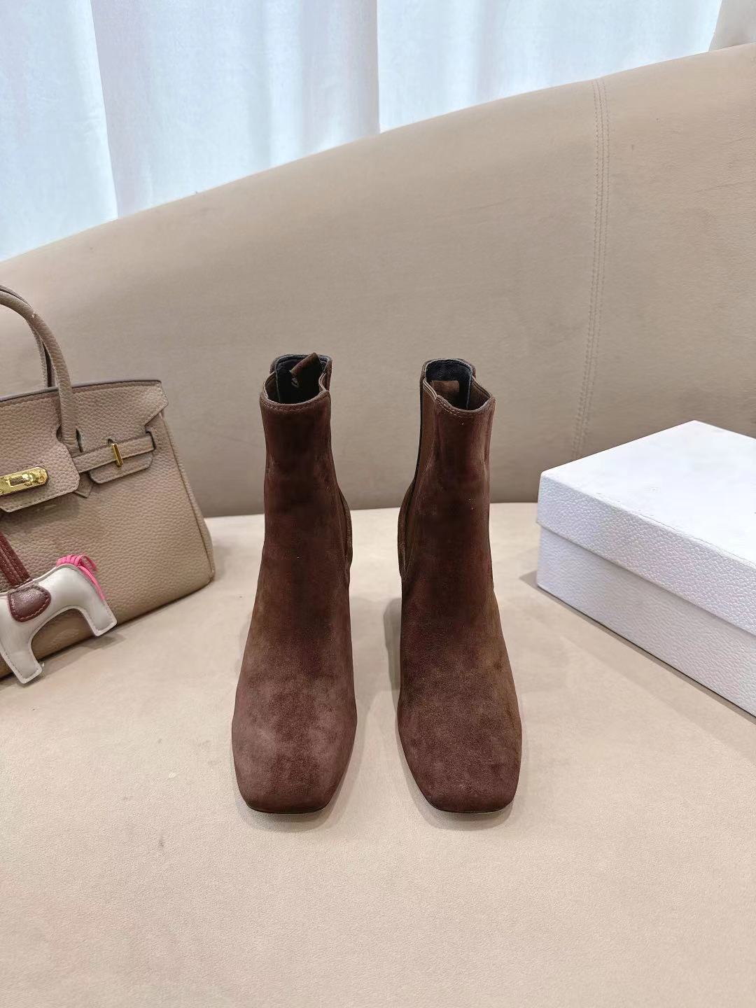 NO:604888,The new Dior2025 D-Sha thick-heeled short boots for autumn and winter. This D-Shadow high-heeled sleeve boots are double-layered elastic and are suitable for autumn and winter. The 8 cm cylindrical heel and the heel brand characteristic details of the electronic film highlight the charm of fashion and elegance. The fabric is mixed sheep lining/foot pad sheepskin, code number 35-39 (40 41 42 customized), dior, boots, sheepskin19860909秋冬新款Dior2025 D-Sha粗跟短靴 这款 D-Shadow高跟套筒靴子 双层松紧 秋冬搭配 8厘米圆柱形鞋跟和鞋跟品牌特色细节电度片彰显时尚高雅的魅力.面料混种羊 内里/垫脚羊皮 码数35-39（40 41 42 定做）,,dior,boots,sheepskin,Men's shoes