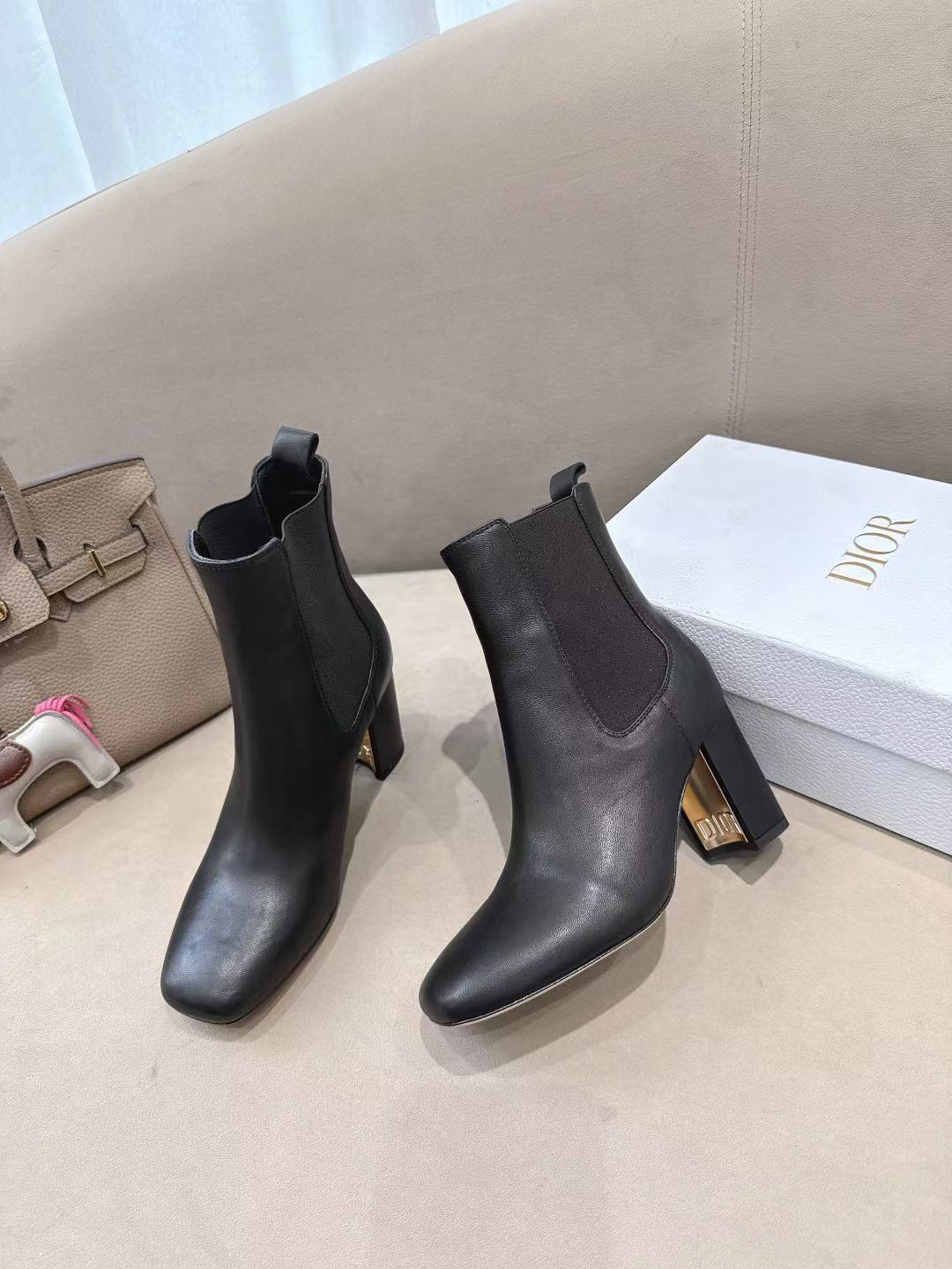 NO:620668,The new Dior2025 D-Sha thick-heeled short boots for autumn and winter. This D-Shadow high-heeled sleeve boots are double-layered elastic and are suitable for autumn and winter. The 8 cm cylindrical heel and the heel brand characteristic details of the electronic film highlight the charm of fashion and elegance. The fabric is mixed sheep lining/foot pad sheepskin, code number 35-39 (40 41 42 customized), dior, boots, sheepskin19860909秋冬新款Dior2025 D-Sha粗跟短靴 这款 D-Shadow高跟套筒靴子 双层松紧 秋冬搭配 8厘米圆柱形鞋跟和鞋跟品牌特色细节电度片彰显时尚高雅的魅力.面料混种羊 内里/垫脚羊皮 码数35-39（40 41 42 定做）,,dior,boots,sheepskin,Men's shoes