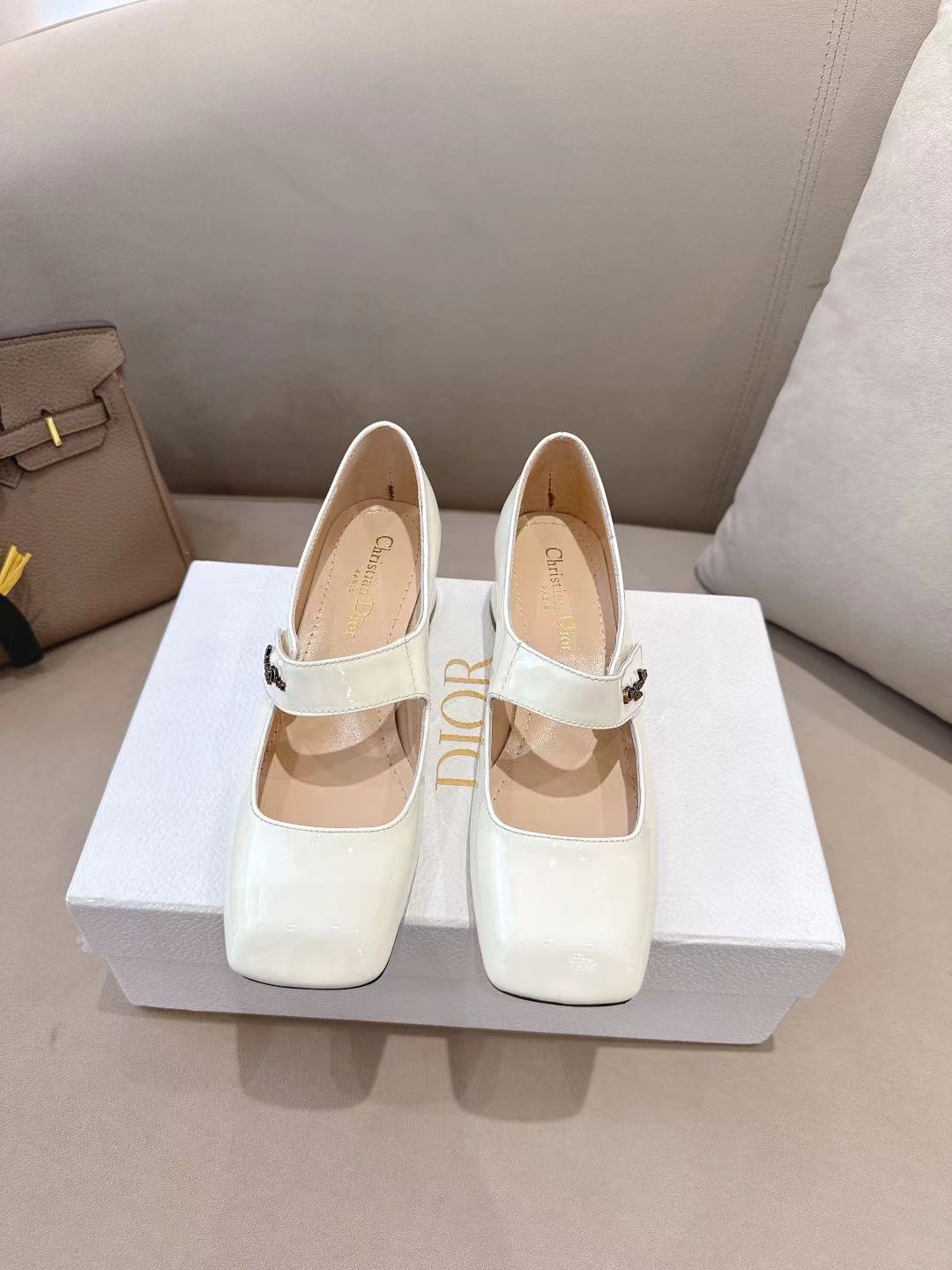 NO:680277,'Christian Dior' 2026ss spring and summer new style new Miss Dior exquisite Mary Jane French small leather shoes #ballet shoes. The lacquered texture meets the classic straps, Dior shoes outline French romance. Christian Dior hardware fasteners, so exquisite, small square toes are fashionable and retro!  She smells like a rich girl ~ I love it. Cow patent leather upper, sheepskin lining, heel height 4.5cm, Italian genuine leather outsole, heel height, size 35-39 (40, 41, 42 customized, non-returnable), single shoes Mary Jane, dior, dior, mary jane, sheepskin, Leather soles19860909『Christian Dior』2026ss春夏新款new迪奥小姐 精致玛丽珍 法式小皮鞋 #芭蕾舞鞋 漆光质感邂逅经典绑带,迪奥鞋履勾勒法式浪漫. Christian Dior五金扣件,好精致啊,小方头时髦复古！整一个富家千金的味道～大爱了 牛漆皮鞋面 羊皮内里 跟高4.5cm 意大利真皮大底跟高 size 35-39（40 41 42定制不退换）,单鞋玛丽珍,dior,dior,mary jane,sheepskin,Leather soles,Women's Shoes