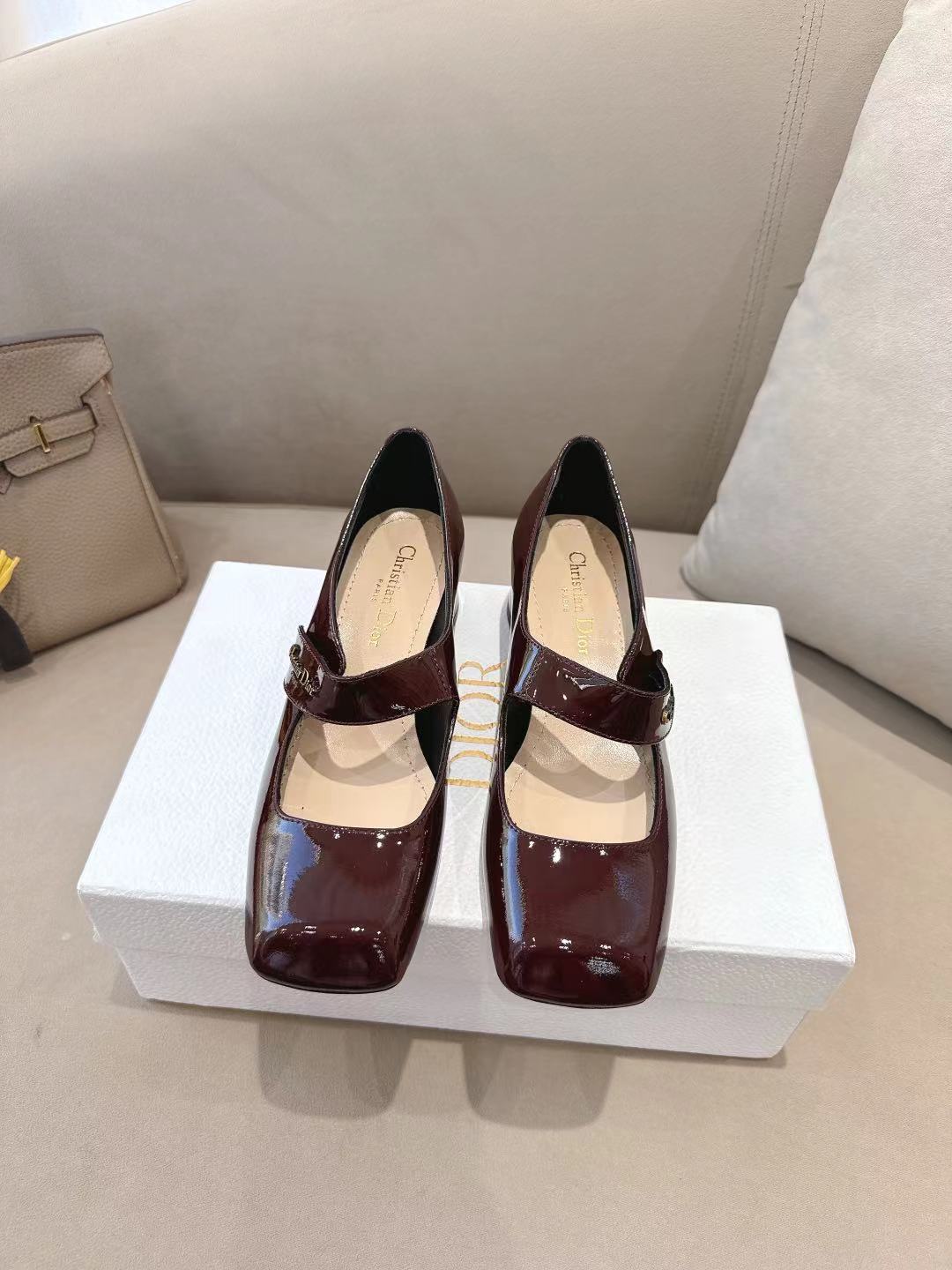 NO:680284,'Christian Dior' 2026ss spring and summer new style new Miss Dior, exquisite Mary Jane French leather shoes, lacquered texture meets classic straps, Dior shoes outline French romance. Christian Dior hardware fasteners, so exquisite, small square toe fashionable and retro!  She smells like a rich girl ~ I love it. Cow patent leather upper, sheepskin lining, heel height 4.5cm, Italian genuine leather outsole, heel height, size 35-39 (40, 41, 42 customized, non-returnable), single shoes Mary Jane, dior, dior, mary jane, sheepskin, Leather soles19860909『Christian Dior』2026ss春夏新款new迪奥小姐 精致玛丽珍 法式小皮鞋 漆光质感邂逅经典绑带,迪奥鞋履勾勒法式浪漫. Christian Dior五金扣件,好精致啊,小方头时髦复古！整一个富家千金的味道～大爱了 牛漆皮鞋面 羊皮内里 跟高4.5cm 意大利真皮大底跟高 size 35-39（40 41 42定制不退换）,单鞋玛丽珍,dior,dior,mary jane,sheepskin,Leather soles,Women's Shoes