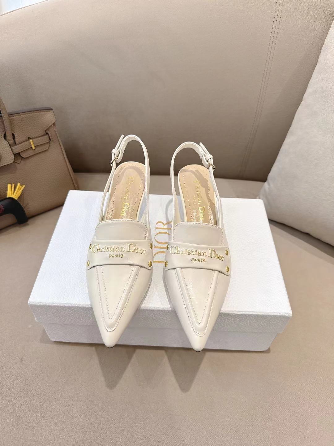 NO:695053,DIOR 2026/ Spring and summer new large butterfly flower CD logo sandals series high heels ———————— Continue the timeless classics of D family!  This shoe is low-key yet gorgeous, sexy yet not ostentatious. The shape of the shoe is a delicate style that everyone loves. It is very slim. The entire curvature of the side perfectly shows the curve of the foot. It has a mature feminine flavor but also has a lively girlish feel. It looks so good on the foot. It is worth recommending. Go material. Custom-made imported sheepskin on the upper. Mixed sheepskin lining. Outsole. Original Italian sole. Heel height 5cm/8cm.  Size 35-39 (40.41.42 customized, non-refundable), high heels and sandals, dior, dior, sandals, high heels, sheepskin19860909DIOR 2026/ 春夏新大蝴蝶花CDlogo 凉鞋系列 高跟鞋 —————————— 延续D家永恒经典！这款鞋低调不失华丽 性感又不显张扬 鞋型是大家都爱的秀气款 非常非常显瘦 侧面整个弧度将脚部曲线完美展现 既有成熟女人味 又不乏一丝活泼少女感, 上脚也太好看了,值得推荐 Go 材质  鞋面定制进口羊皮 内里混种羊皮 大底意大利原版底 跟高5cm/8cm 码数35-39（40.41.42定制不退换）,高跟鞋凉鞋,dior,dior,sandals,high heels,sheepskin,Women's Shoes