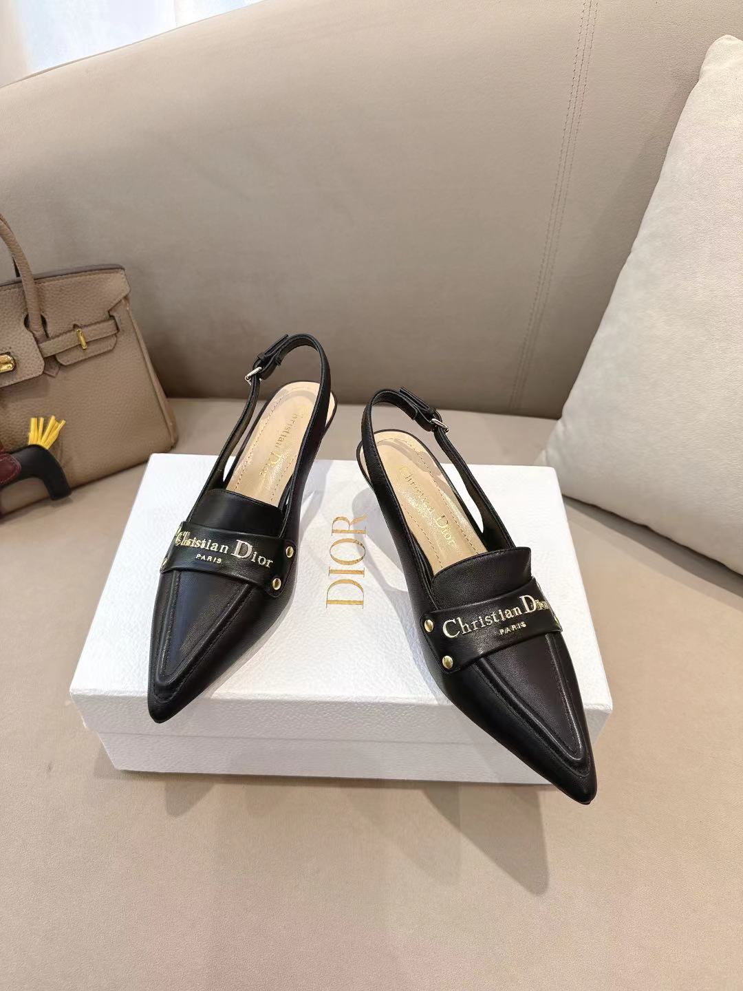 NO:680249,DIOR2025/ Spring and summer new steel-printed letter logo single shoes/sandals series single shoes high heels ——————————The top version continues the D family’s timeless classics!  This shoe is low-key yet gorgeous, sexy yet not ostentatious. The shape of the shoe is a delicate style that everyone loves. It is very slim. The entire curvature of the side perfectly shows the curve of the foot. It has both mature femininity and a lively girly feel. It also looks great on the foot. It is worth recommending. Go material. Sheepskin upper, mixed sheepskin lining. Original Italian outsole. Heel height 5cm. Size 35-39 (40/41/42)  Customization is not returnable), high heels and sandals, dior, dior, sandals, high heels, sheepskin19860909DIOR2025/ 春夏新品钢印字母logo单鞋/凉鞋系列 单鞋 高跟鞋 ———————————顶级版本 延续D家永恒经典！这款鞋低调不失华丽 性感又不显张扬 鞋型是大家都爱的秀气款 非常非常显瘦 侧面整个弧度将脚部曲线完美展现 既有成熟女人味 又不乏一丝活泼少女感, 上脚也太好看了,值得推荐 Go 材质 鞋面羊皮 内里混种羊皮 大底意大利原版底 跟高5cm 码数35-39（40/41/42 定制不退换）,高跟鞋凉鞋,dior,dior,sandals,high heels,sheepskin,Women's Shoes