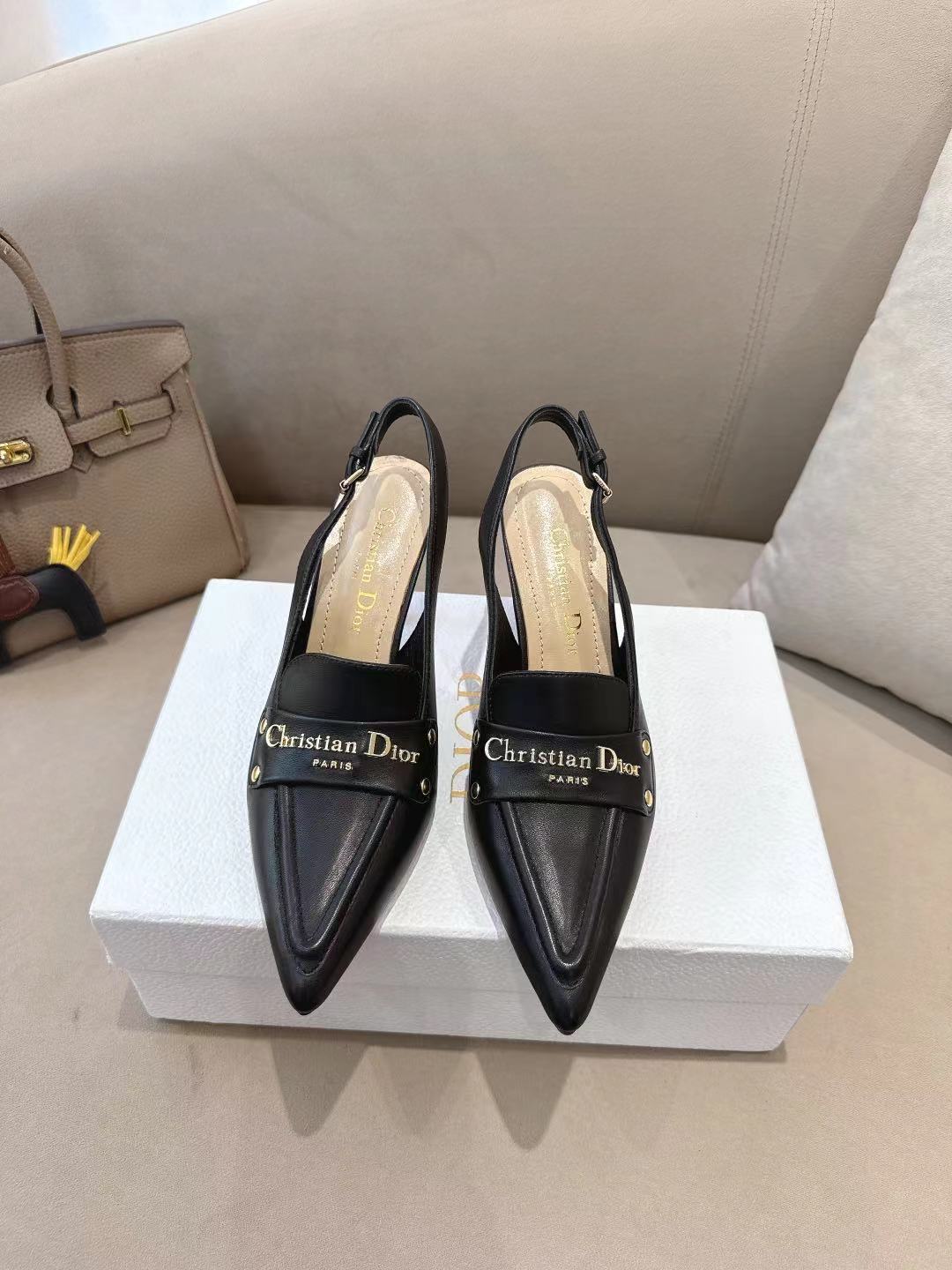 NO:680256,DIOR2025/ Spring and summer new steel-printed letter logo single shoes/sandals series single shoes high heels ——————————The top version continues the D family’s timeless classics!  This shoe is low-key yet gorgeous, sexy yet not ostentatious. The shape of the shoe is a delicate style that everyone loves. It is very slim. The entire curvature of the side perfectly shows the curve of the foot. It has a mature feminine flavor and a lively girly feel. It also looks great on the foot. It is worth recommending. Go material. Sheepskin upper, mixed sheepskin lining. Original Italian outsole. Heel height 8cm. Size 35-39 (40/41/42)  Customization is not returnable), high heels and sandals, dior, dior, sandals, high heels, sheepskin19860909DIOR2025/ 春夏新品钢印字母logo单鞋/凉鞋系列 单鞋 高跟鞋 ———————————顶级版本 延续D家永恒经典！这款鞋低调不失华丽 性感又不显张扬 鞋型是大家都爱的秀气款 非常非常显瘦 侧面整个弧度将脚部曲线完美展现 既有成熟女人味 又不乏一丝活泼少女感, 上脚也太好看了,值得推荐 Go 材质 鞋面羊皮 内里混种羊皮 大底意大利原版底 跟高8cm 码数35-39（40/41/42 定制不退换）,高跟鞋凉鞋,dior,dior,sandals,high heels,sheepskin,Women's Shoes