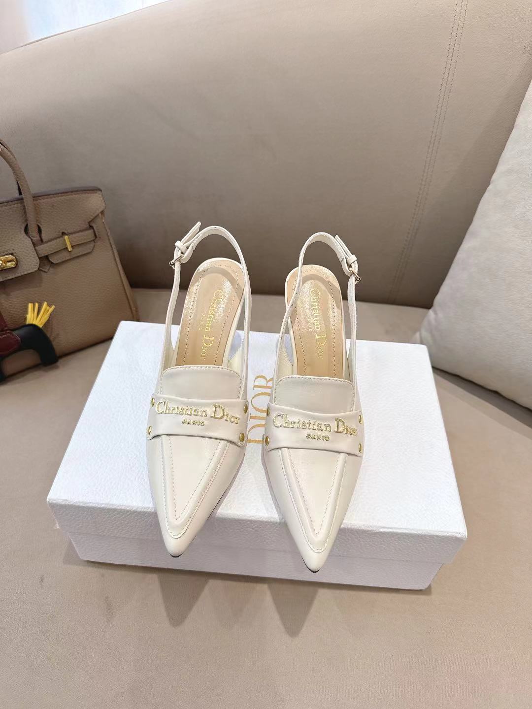 NO:680262,DIOR2025/ Spring and summer new steel-printed letter logo single shoes/sandals series single shoes high heels ——————————The top version continues the D family’s timeless classics!  This shoe is low-key yet gorgeous, sexy yet not ostentatious. The shape of the shoe is a delicate style that everyone loves. It is very slim. The entire curvature of the side perfectly shows the curve of the foot. It has a mature feminine flavor and a lively girly feel. It also looks great on the foot. It is worth recommending. Go material. Sheepskin upper, mixed sheepskin lining. Original Italian outsole. Heel height 8cm. Size 35-39 (40/41/42)  Customization is not returnable), high heels and sandals, dior, dior, sandals, high heels, sheepskin19860909DIOR2025/ 春夏新品钢印字母logo单鞋/凉鞋系列 单鞋 高跟鞋 ———————————顶级版本 延续D家永恒经典！这款鞋低调不失华丽 性感又不显张扬 鞋型是大家都爱的秀气款 非常非常显瘦 侧面整个弧度将脚部曲线完美展现 既有成熟女人味 又不乏一丝活泼少女感, 上脚也太好看了,值得推荐 Go 材质 鞋面羊皮 内里混种羊皮 大底意大利原版底 跟高8cm 码数35-39（40/41/42 定制不退换）,高跟鞋凉鞋,dior,dior,sandals,high heels,sheepskin,Women's Shoes