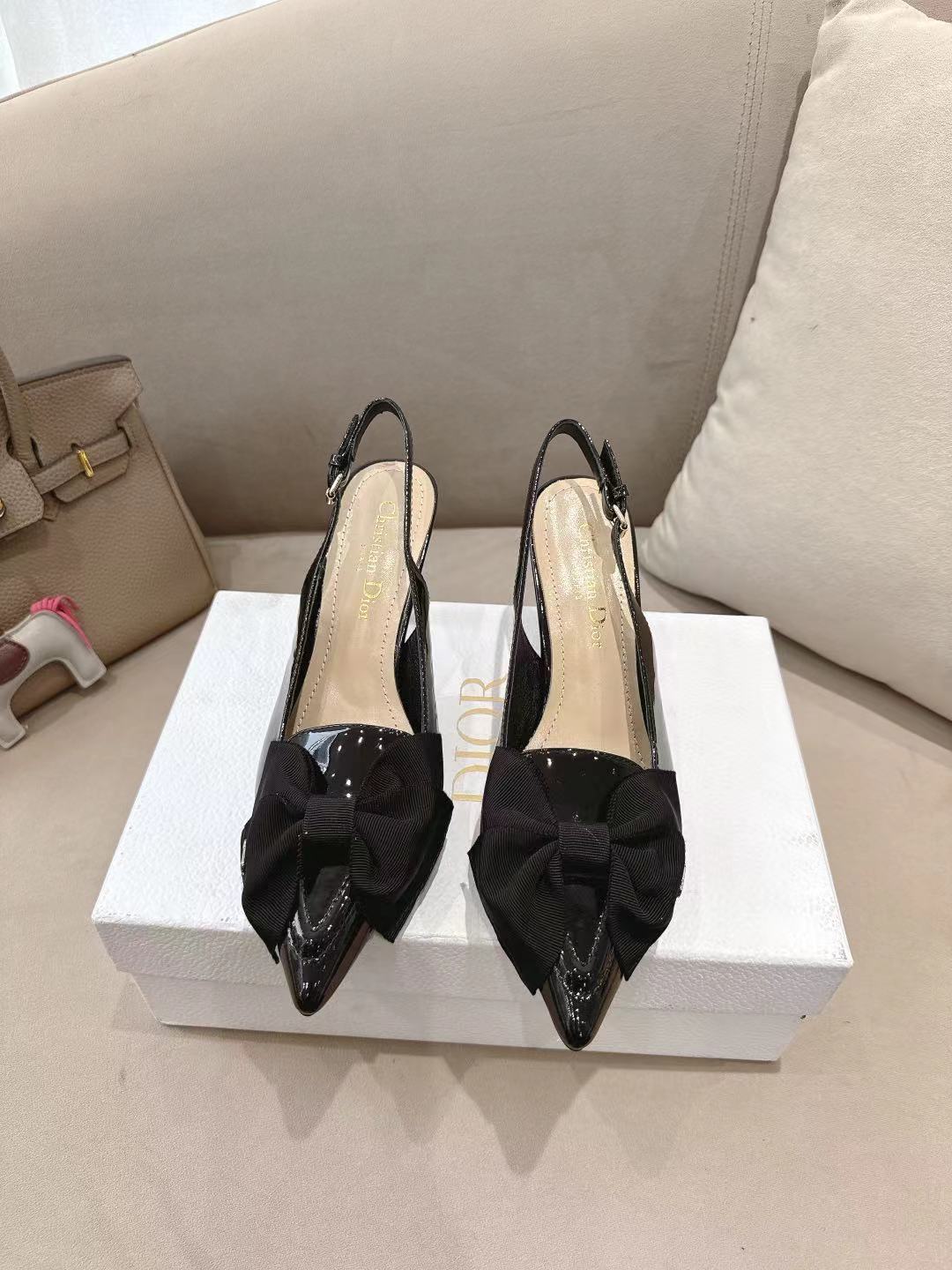 NO:680270,DIOR2025/ Spring and summer new large butterfly flower CD logo sandals series high heels —————————— Continue the timeless classics of D family!  This shoe is low-key yet gorgeous, sexy yet not ostentatious. The shape of the shoe is a delicate style that everyone loves. It is very slim. The entire curvature of the side perfectly shows the curve of the foot. It has a mature feminine flavor and a lively girly feel. It also looks great on the foot. It is worth recommending. Go material. Sheepskin upper, mixed sheepskin lining. Original Italian outsole. Heel height 8cm. Size 35-39 (40/41/42)  Customization is not returnable), high heels and sandals, dior, dior, sandals, high heels, sheepskin19860909DIOR2025/ 春夏新大蝴蝶花CDlogo 凉鞋系列 高跟鞋 —————————— 延续D家永恒经典！这款鞋低调不失华丽 性感又不显张扬 鞋型是大家都爱的秀气款 非常非常显瘦 侧面整个弧度将脚部曲线完美展现 既有成熟女人味 又不乏一丝活泼少女感, 上脚也太好看了,值得推荐 Go 材质 鞋面羊皮 内里混种羊皮 大底意大利原版底 跟高8cm 码数35-39（40/41/42 定制不退换）,高跟鞋凉鞋,dior,dior,sandals,high heels,sheepskin,Women's Shoes