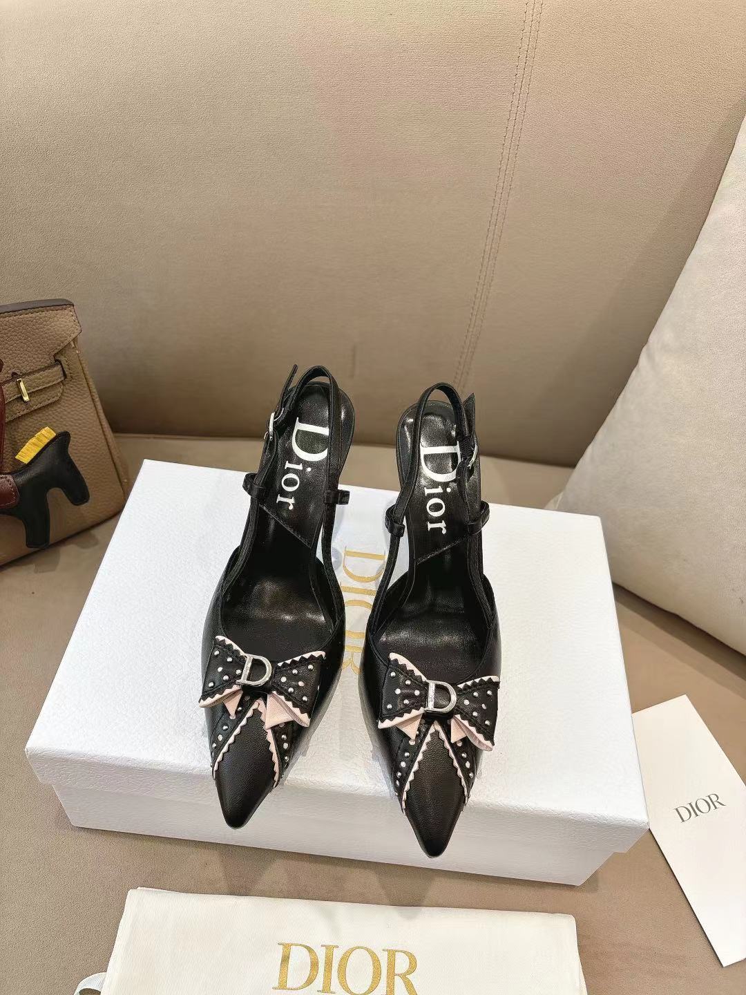 NO:750955,DIOR2026/ Spring and summer new products in mid-century style will make girls’ hearts pop. This style is exactly what girls like. Backless sandals and high heels ——————————— Continue the timeless classics of the D family!  This shoe is low-key yet gorgeous, sexy yet not ostentatious. The shape of the shoe is a delicate style that everyone loves. It is very slim. The entire curvature of the side perfectly shows the curve of the foot. It is mature and feminine, but also has a lively girly feel. It looks so good on the foot. It is worth recommending. Go material. Mixed sheepskin upper, mixed sheepskin lining. Outsole imported from Italy. Heel height 8.5cm.  Size 35–42 (40/41/42 customized, non-returnable), high heels and sandals, dior, dior, sandals, high heels, cowhide, sheepskin19860909DIOR2026/ 春夏新品中古风 少女心爆棚 这款完全长在女生喜欢的点上 后空凉鞋高跟鞋 ——————————— 延续D家永恒经典！这款鞋低调不失华丽 性感又不显张扬 鞋型是大家都爱的秀气款 非常非常显瘦 侧面整个弧度将脚部曲线完美展现 既有成熟女人味 又不乏一丝活泼少女感, 上脚也太好看了,值得推荐 Go 材质 鞋面混种羊皮 内里混种羊皮 大底意大利进口牛皮大底 跟高8.5cm 码数35–42（40/41/42定制不退换）,高跟鞋凉鞋,dior,dior,sandals,high heels,cowhide,sheepskin,Women's Shoes