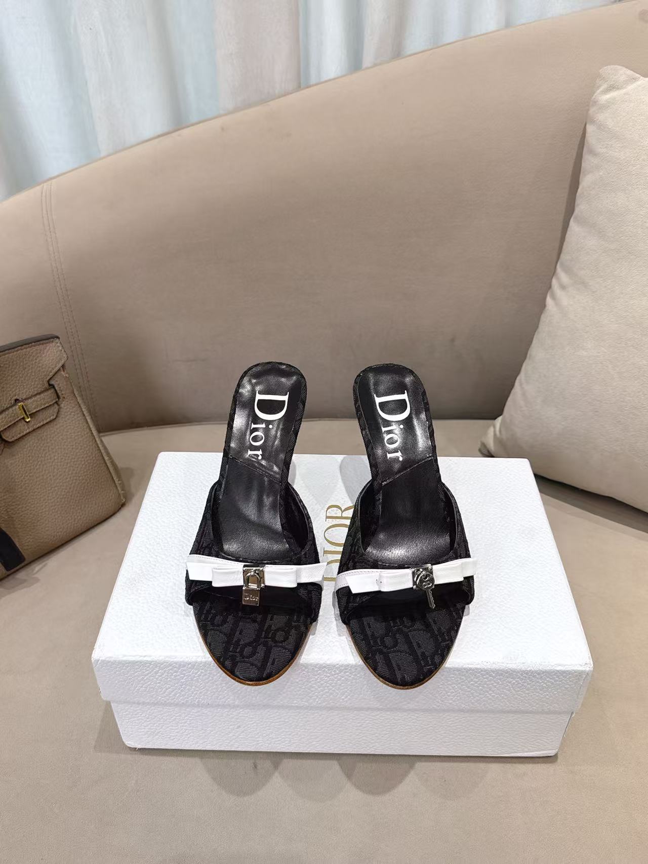 NO:870984,Dior*Dior 2026ss summer new style medieval key chain high-heeled slippers are full of princess style, the color is very flattering to the skin tone, and the charming retro beauty is a summer must-have item, whether it is for work or daily wear, it is absolutely full of freshness. The original special material of the upper is environmentally friendly sheepskin lining. The outsole is imported Italian genuine leather. The heel height is 8.5cm. Size 35-39 (34 40 41)  42 (customized, non-refundable), high heels and slippers, dior, dior, high heels, slippers, keychain, sheepskin, Leather soles19860909Dior*迪奥2026ss夏季新款中古钥匙扣高跟拖鞋公主范十足,颜色非常抬肤色,迷人的复古美感 夏季必备单品,无论是上班还是平时穿着,绝对是满满的清新感 鞋面原版特殊材质 内里环保羊皮内里 大底进口意大利真皮大底 跟高8.5cm 码数35-39（34 40 41 42定做不退换）,高跟鞋拖鞋,dior,dior,high heels,slippers,keychain,sheepskin,Leather soles,Women's Shoes