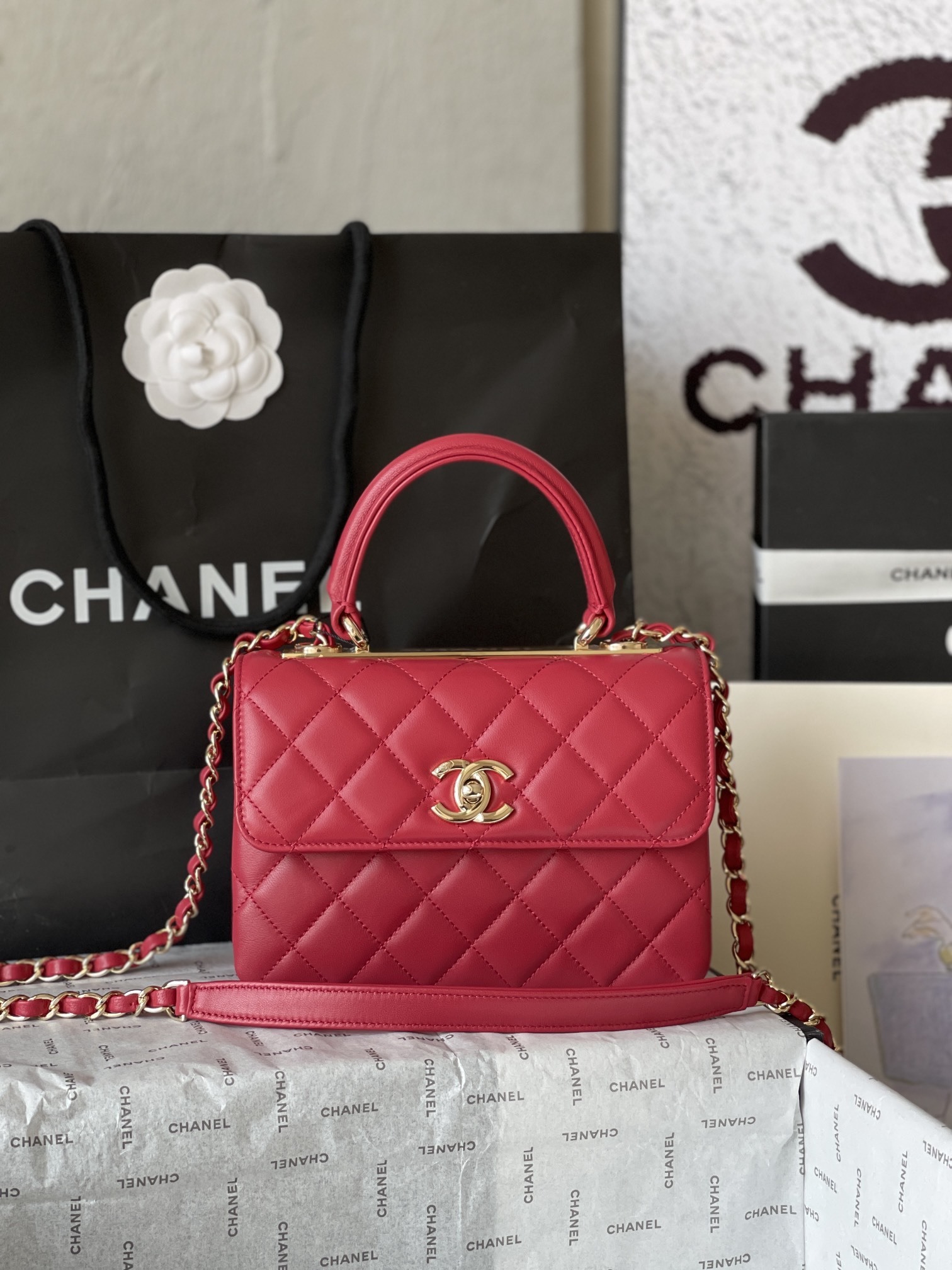大号小号品牌:Chanel简介:原单质量经典之作华丽与气质的前沿是你意想不到的尊贵皮种:原单进口小羊皮里