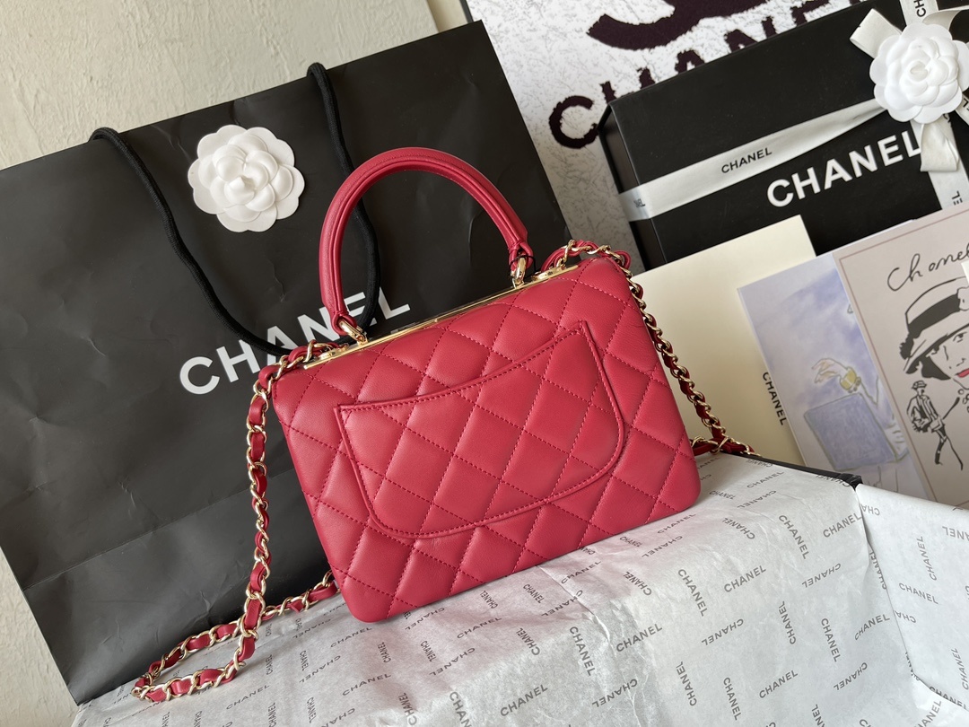 大号小号品牌:Chanel简介:原单质量经典之作华丽与气质的前沿是你意想不到的尊贵皮种:原单进口小羊皮里