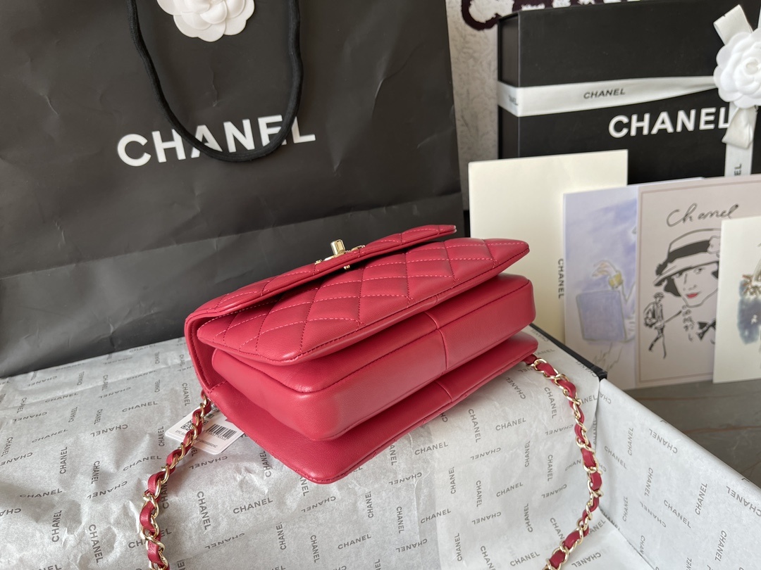 大号小号品牌:Chanel简介:原单质量经典之作华丽与气质的前沿是你意想不到的尊贵皮种:原单进口小羊皮里
