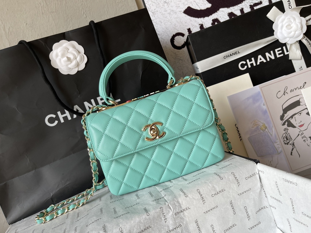 大号小号品牌:Chanel简介:原单质量经典之作华丽与气质的前沿是你意想不到的尊贵皮种:原单进口小羊皮里