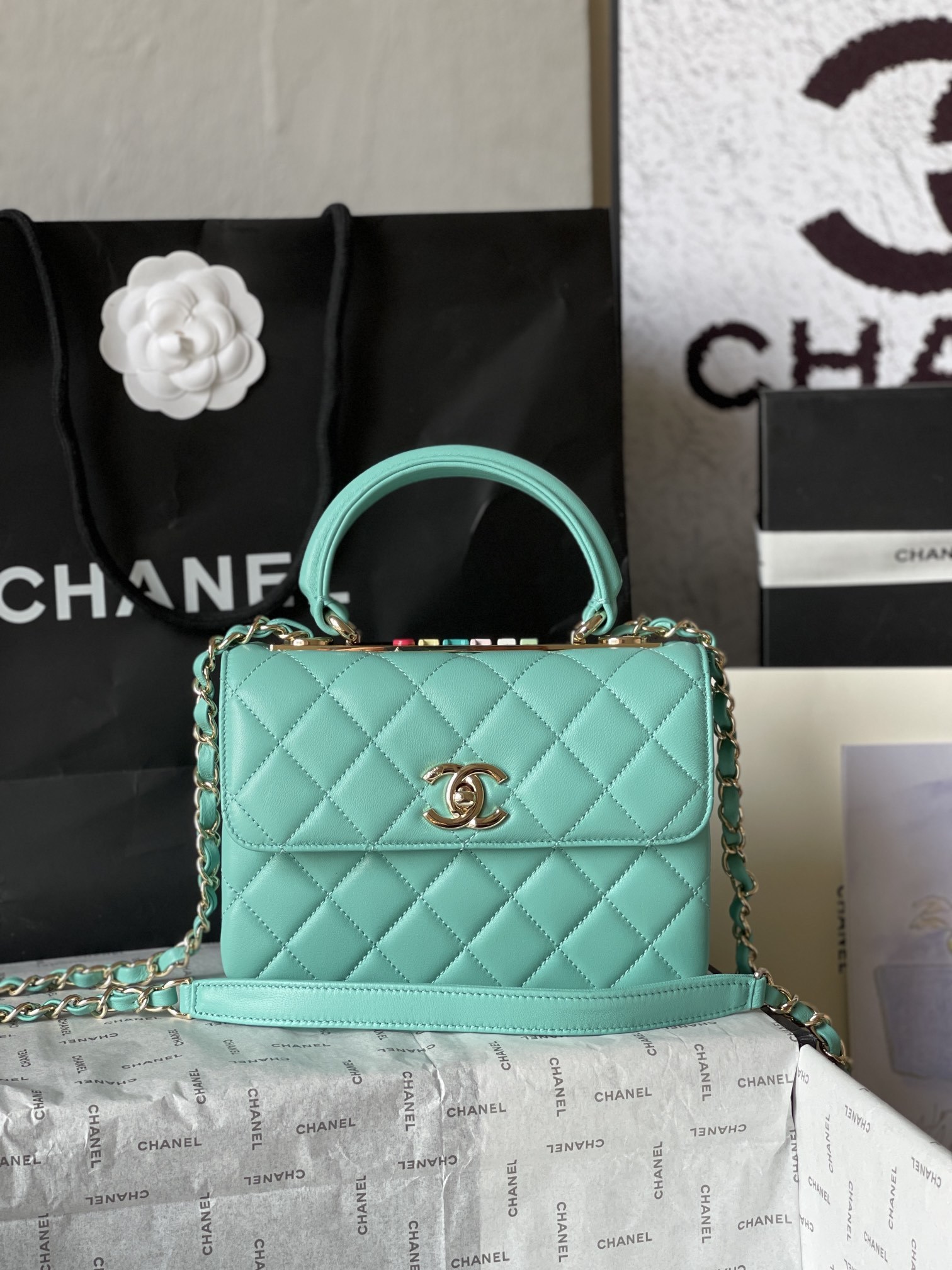 大号小号品牌:Chanel简介:原单质量经典之作华丽与气质的前沿是你意想不到的尊贵皮种:原单进口小羊皮里