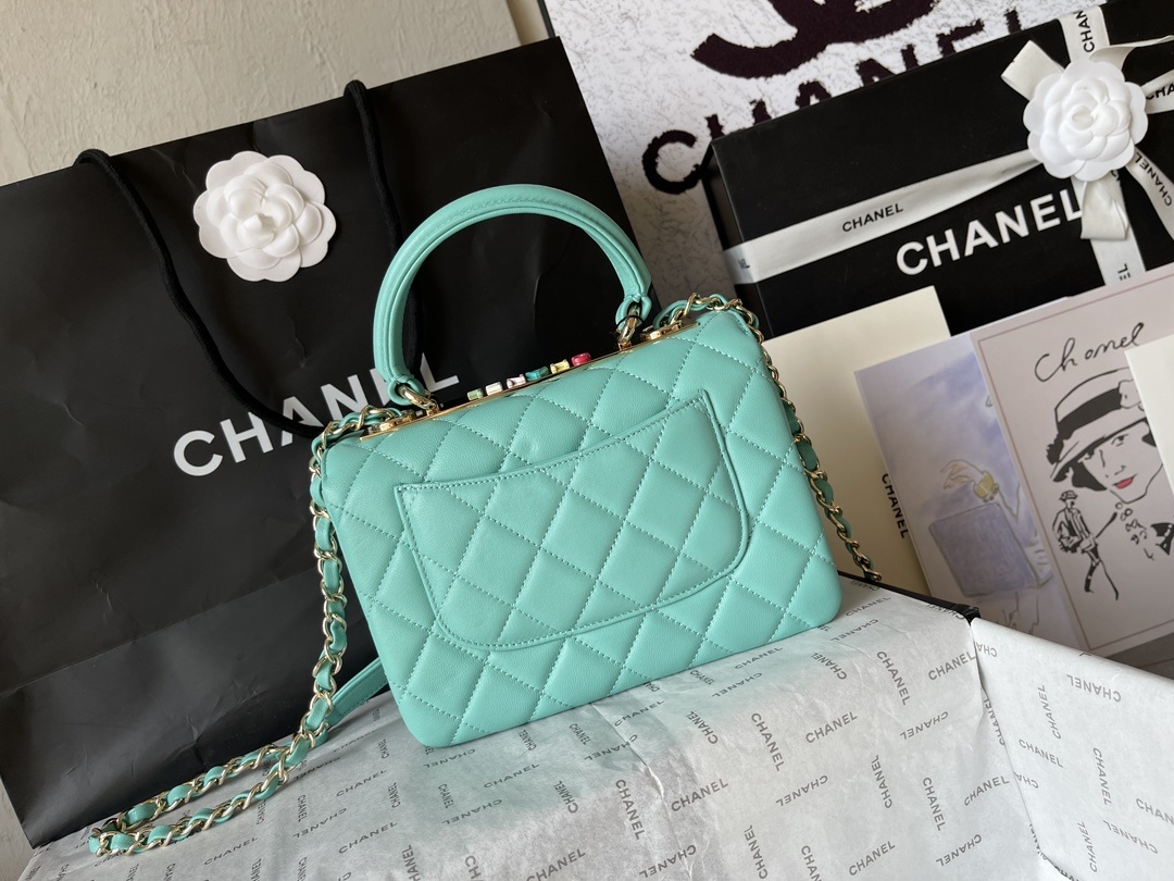 大号小号品牌:Chanel简介:原单质量经典之作华丽与气质的前沿是你意想不到的尊贵皮种:原单进口小羊皮里