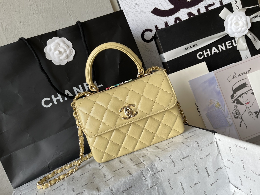 大号小号品牌:Chanel简介:原单质量经典之作华丽与气质的前沿是你意想不到的尊贵皮种:原单进口小羊皮里