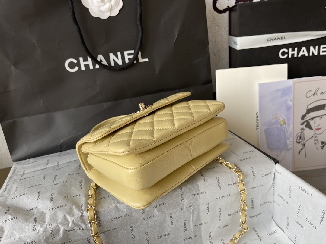 大号小号品牌:Chanel简介:原单质量经典之作华丽与气质的前沿是你意想不到的尊贵皮种:原单进口小羊皮里