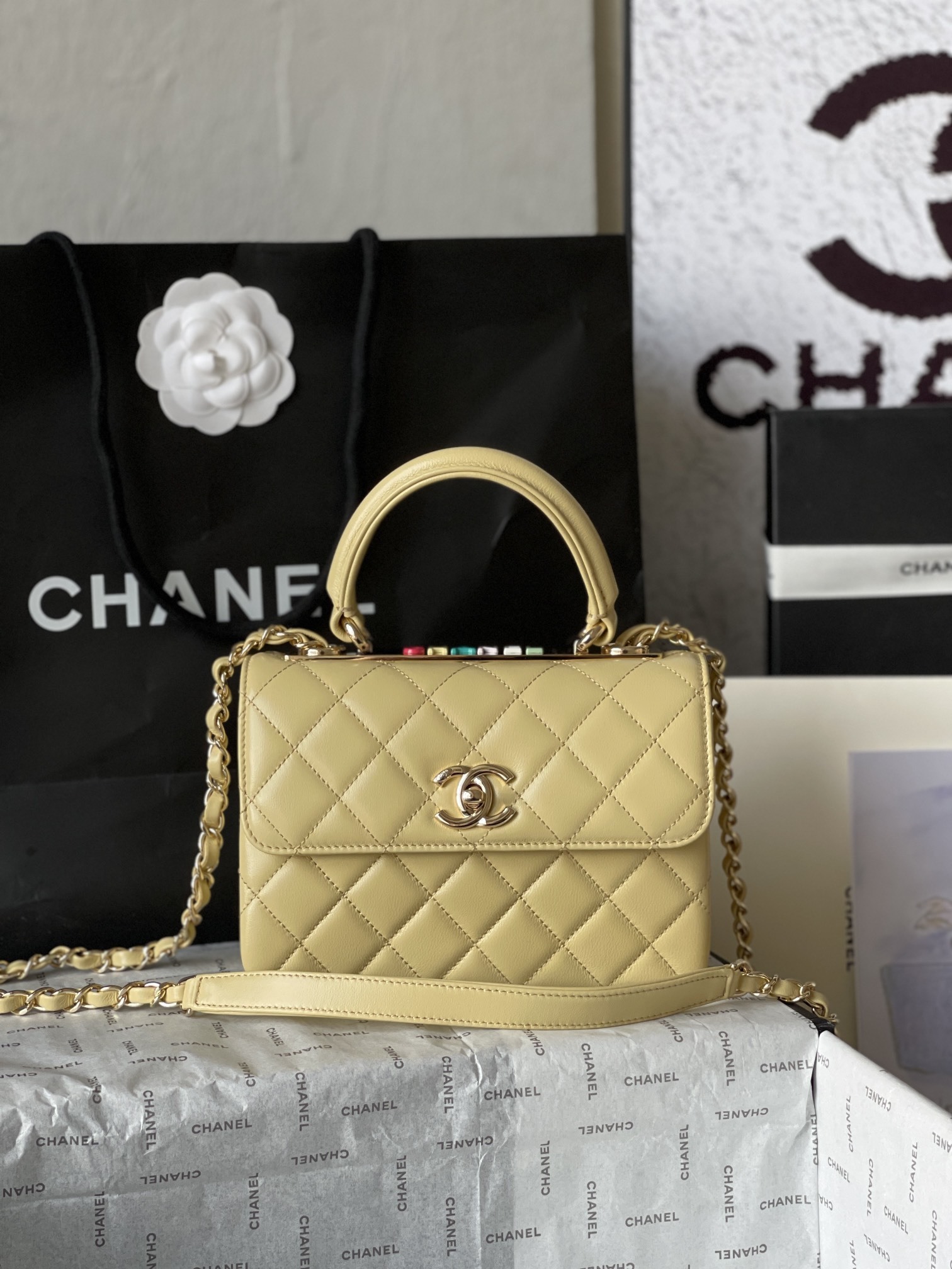 大号小号品牌:Chanel简介:原单质量经典之作华丽与气质的前沿是你意想不到的尊贵皮种:原单进口小羊皮里