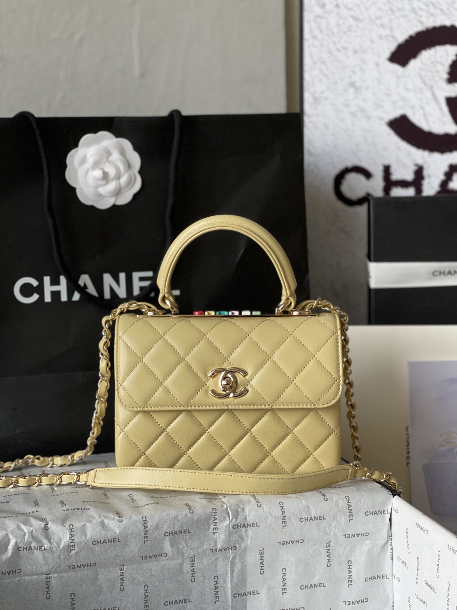 大号小号品牌:Chanel简介:原单质量经典之作华丽与气质的前沿是你意想不到的尊贵皮种:原单进口小羊皮里