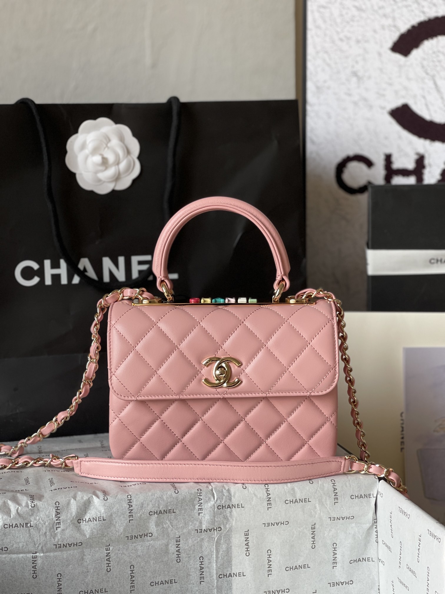 大号小号品牌:Chanel简介:原单质量经典之作华丽与气质的前沿是你意想不到的尊贵皮种:原单进口小羊皮里