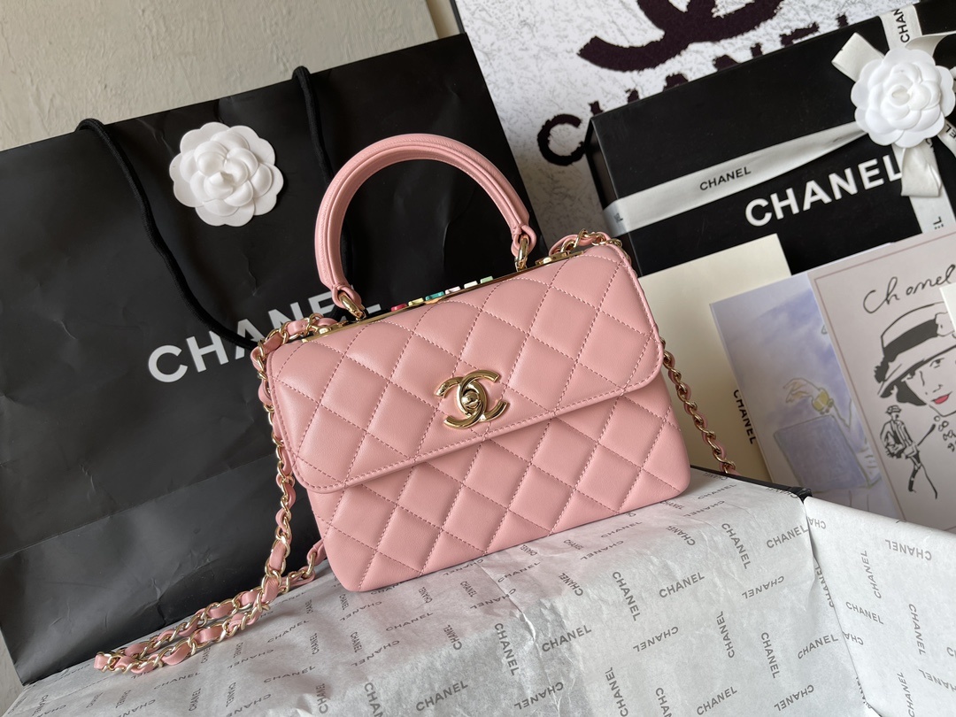 大号小号品牌:Chanel简介:原单质量经典之作华丽与气质的前沿是你意想不到的尊贵皮种:原单进口小羊皮里
