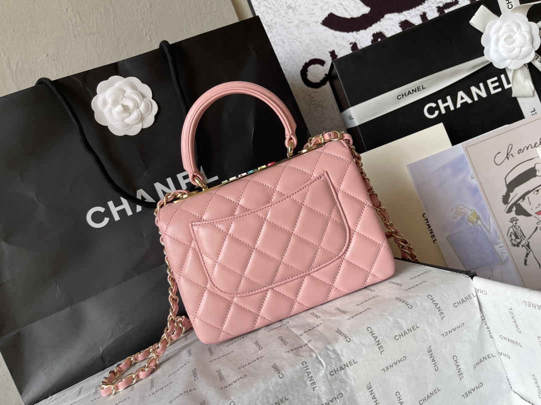 大号小号品牌:Chanel简介:原单质量经典之作华丽与气质的前沿是你意想不到的尊贵皮种:原单进口小羊皮里