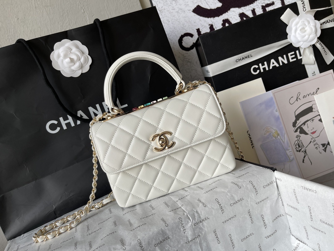 大号小号品牌:Chanel简介:原单质量经典之作华丽与气质的前沿是你意想不到的尊贵皮种:原单进口小羊皮里