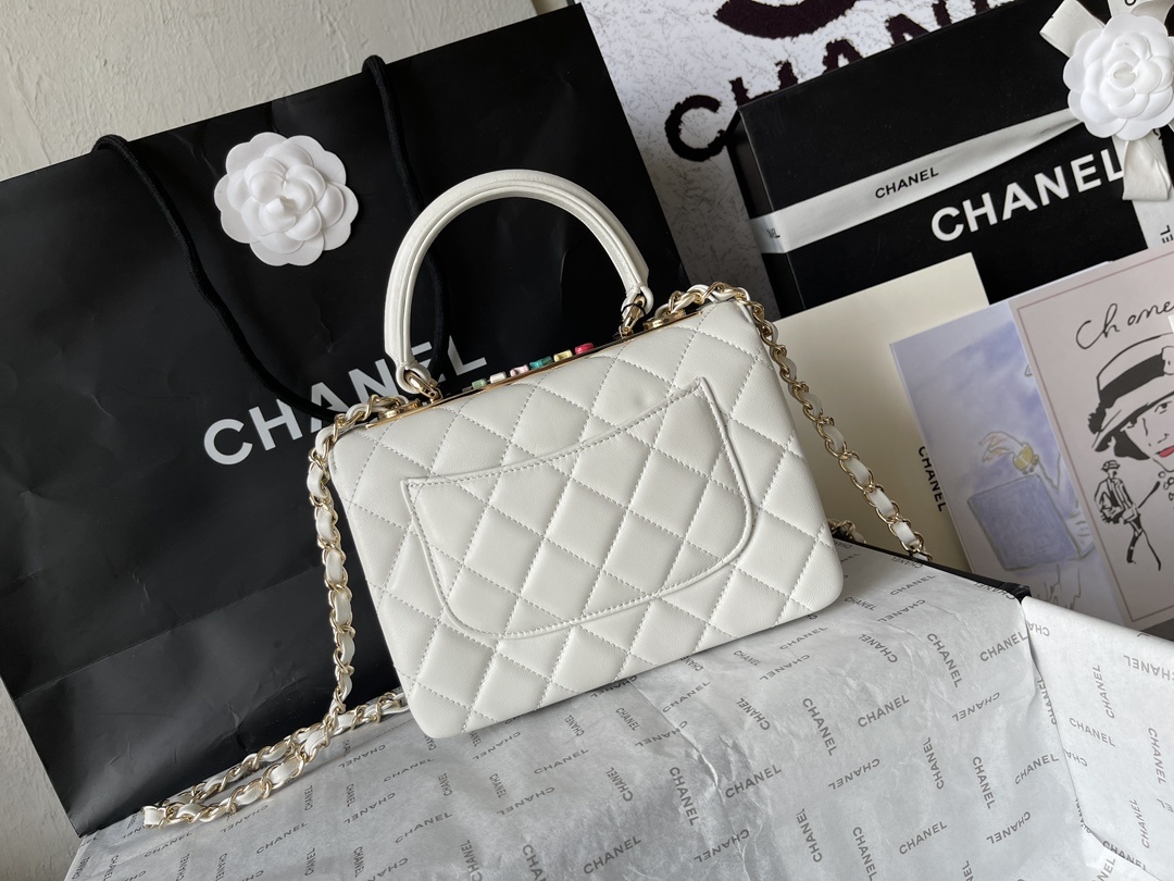 大号小号品牌:Chanel简介:原单质量经典之作华丽与气质的前沿是你意想不到的尊贵皮种:原单进口小羊皮里