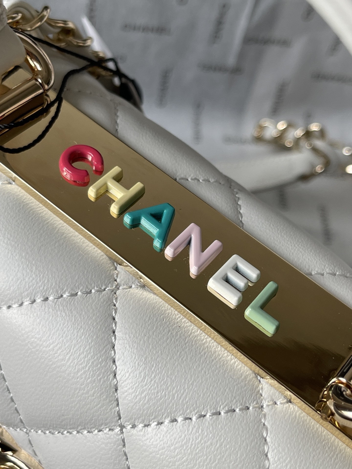 大号小号品牌:Chanel简介:原单质量经典之作华丽与气质的前沿是你意想不到的尊贵皮种:原单进口小羊皮里