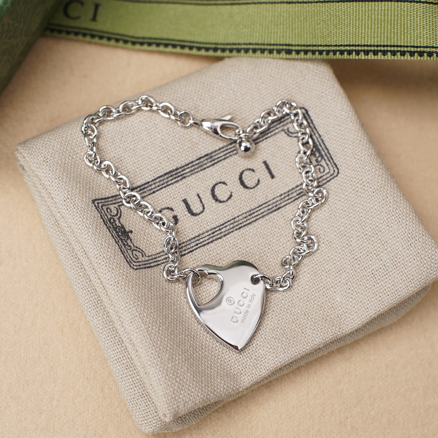 Elegante Pulsera Gucci de Plata Esterlina con Corazón Calado para Mujer